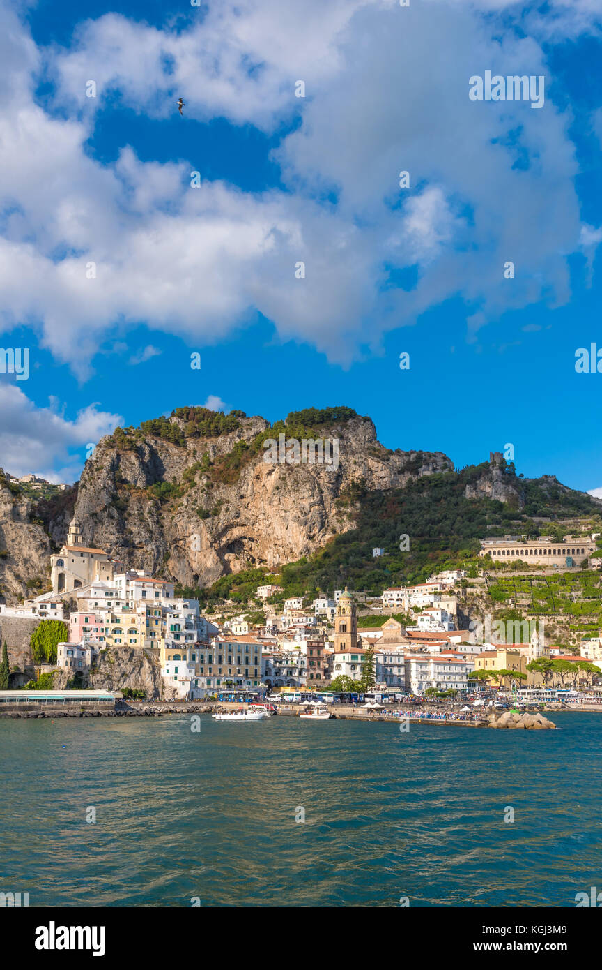 Amalfi, Italia - lo stupendo centro storico della cittadina turistica nella regione Campania, il golfo di Salerno, Italia meridionale. Foto Stock