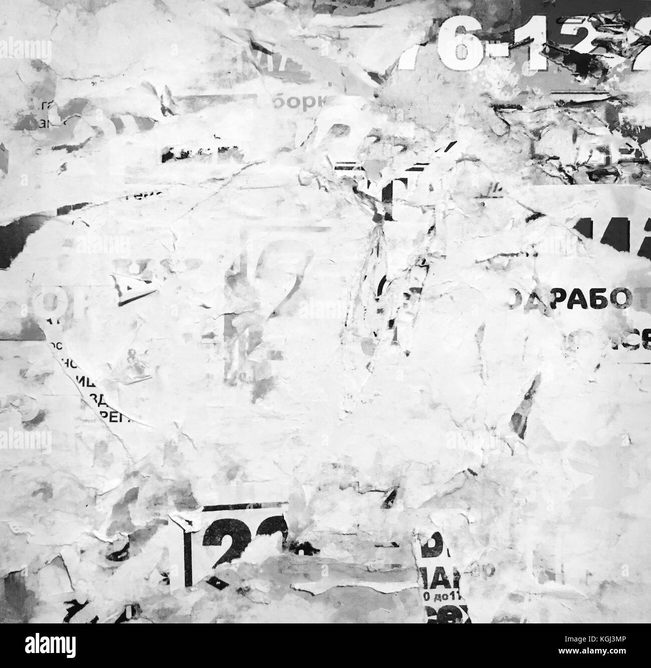 Sfondo grunge da vecchi manifesti stracciati sulla parete Foto Stock