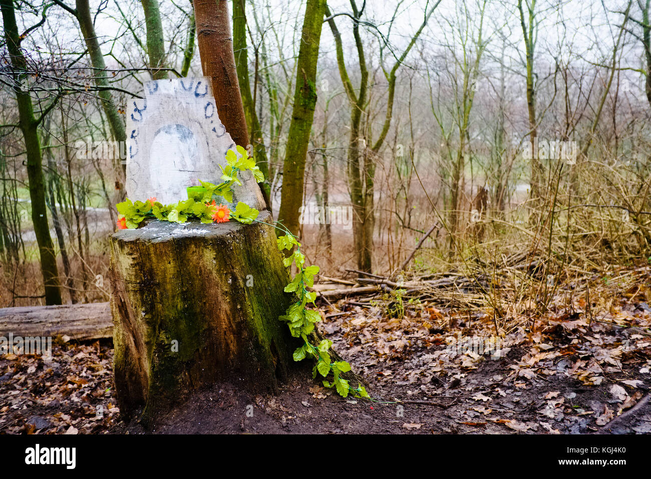 Decorate albero moncone nel parco pubblico di Friedrichshain di Berlino, Germania Foto Stock