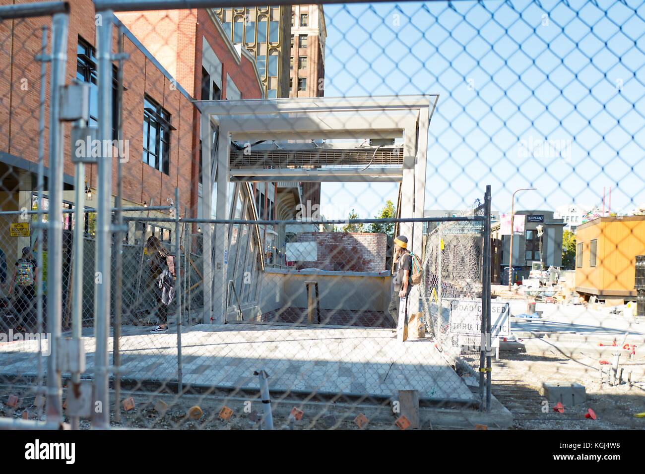 Vista attraverso più opaco costruzione recinti per l'ingresso della Bay Area Rapid Transit (BART) stazione nel centro cittadino di Berkeley, in California, in costruzione, Ottobre 6, 2017. () Foto Stock