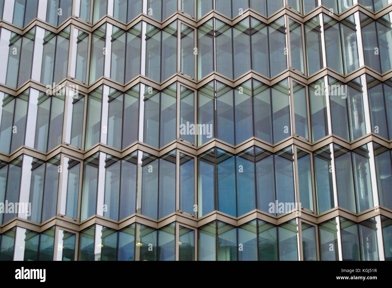 Chiusura del vetro-edificio frontale da Vauxhall Bridge Road vicino alla stazione di Victoria, London REGNO UNITO Foto Stock