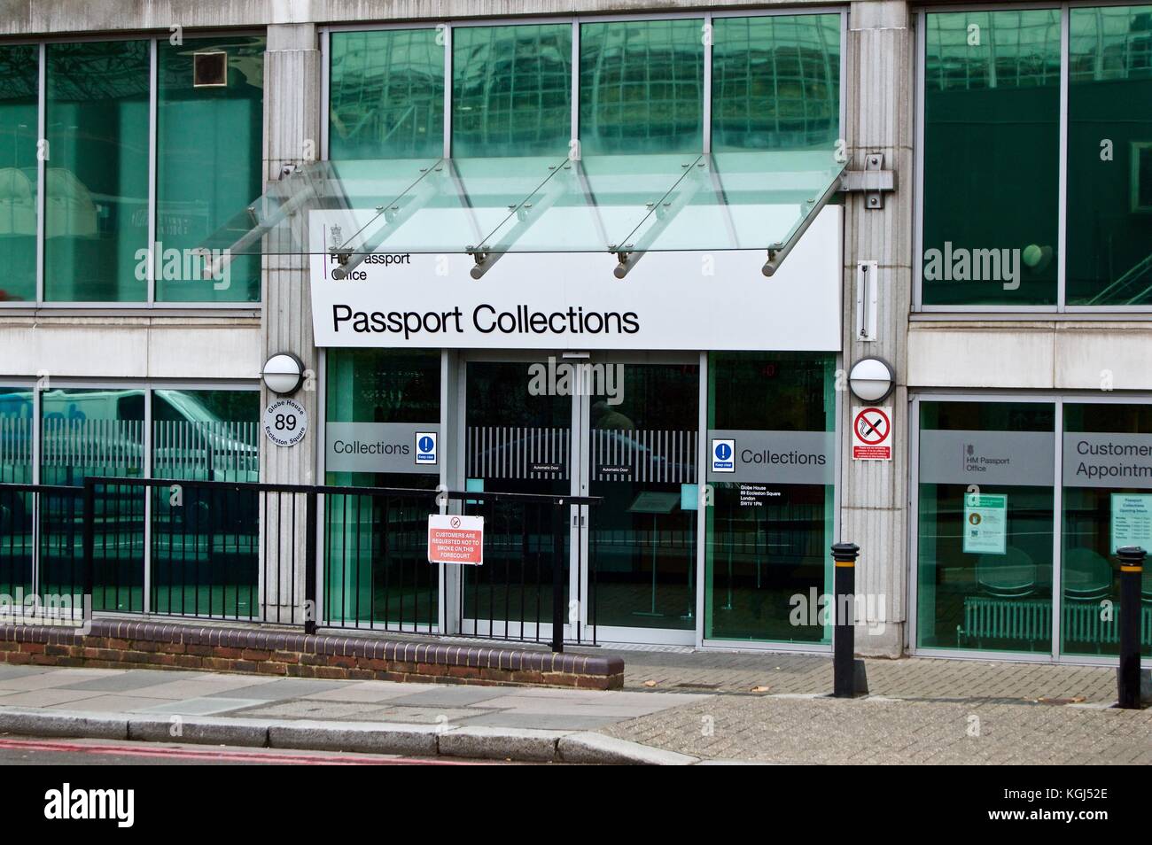 Fuori dall'ufficio passaporti di Londra a Victoria presso Globe House, Victoria, Eccleston Square, Londra, Regno Unito. Questo è per i rinnovi rapidi dei passaporti. Foto Stock