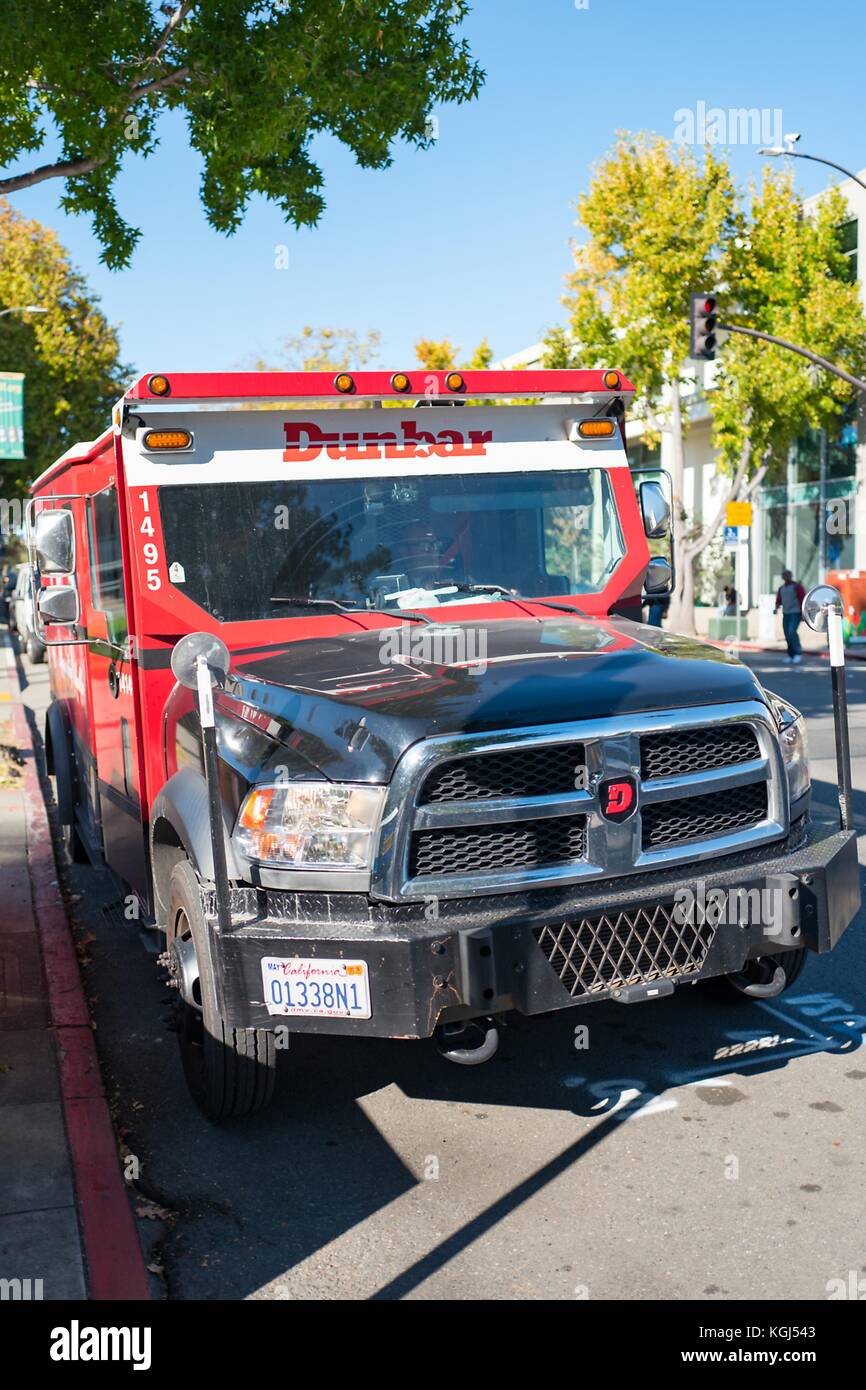 Camion blindato Dunbar di colore rosso brillante parcheggiato sul lato della strada a Berkeley, California, mentre effettuava un prelievo di contanti da un'azienda locale, il 6 ottobre 2017. () Foto Stock