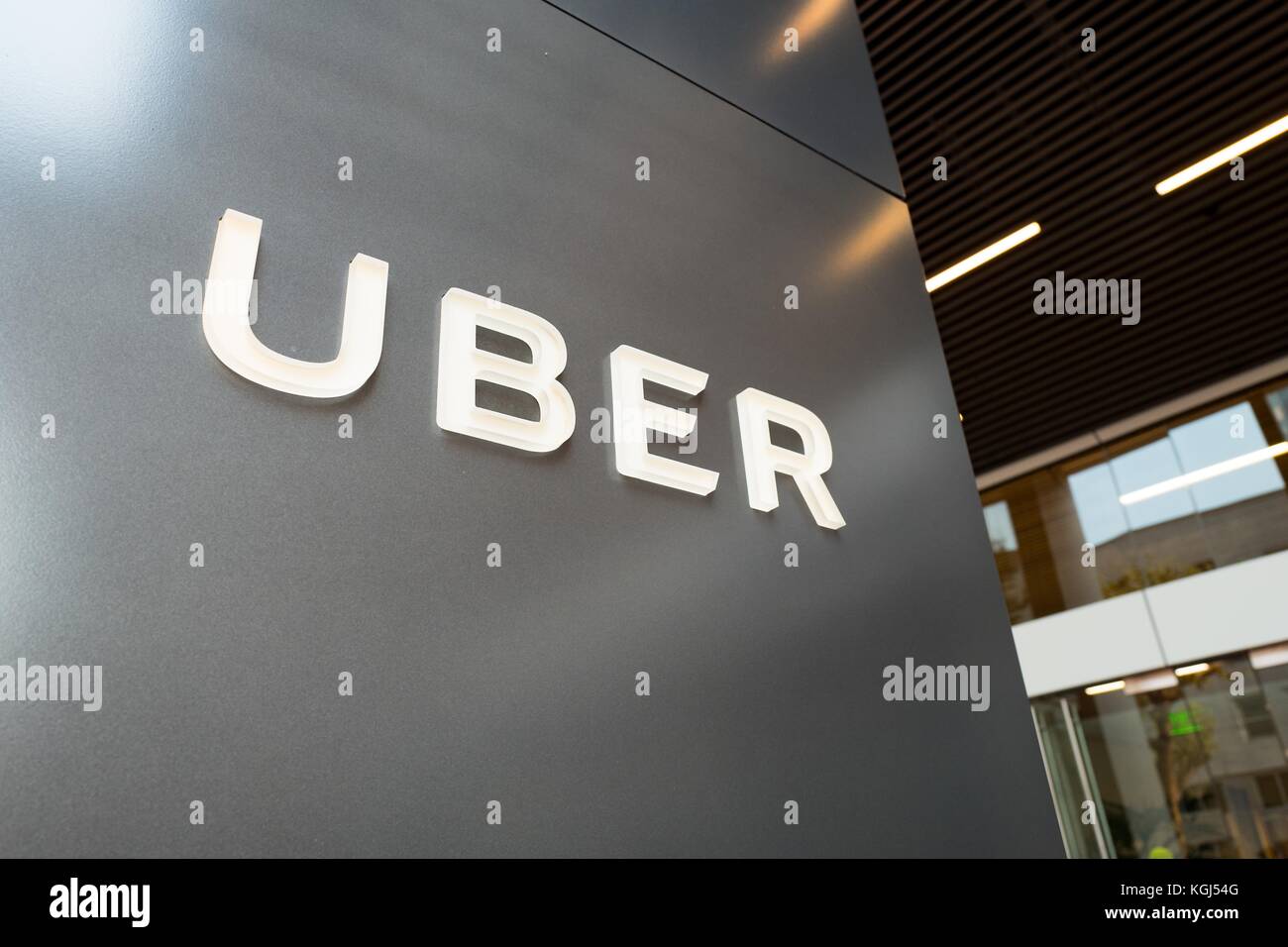 Cartello con il logo presso la sede centrale di ride-sharing technology company Uber nel sud del mercato (SOMA) quartiere di San Francisco, California, 13 ottobre 2017. SoMa è noto per avere una delle più alte concentrazioni di aziende di tecnologia e di startup di qualsiasi altra regione del mondo. () Foto Stock