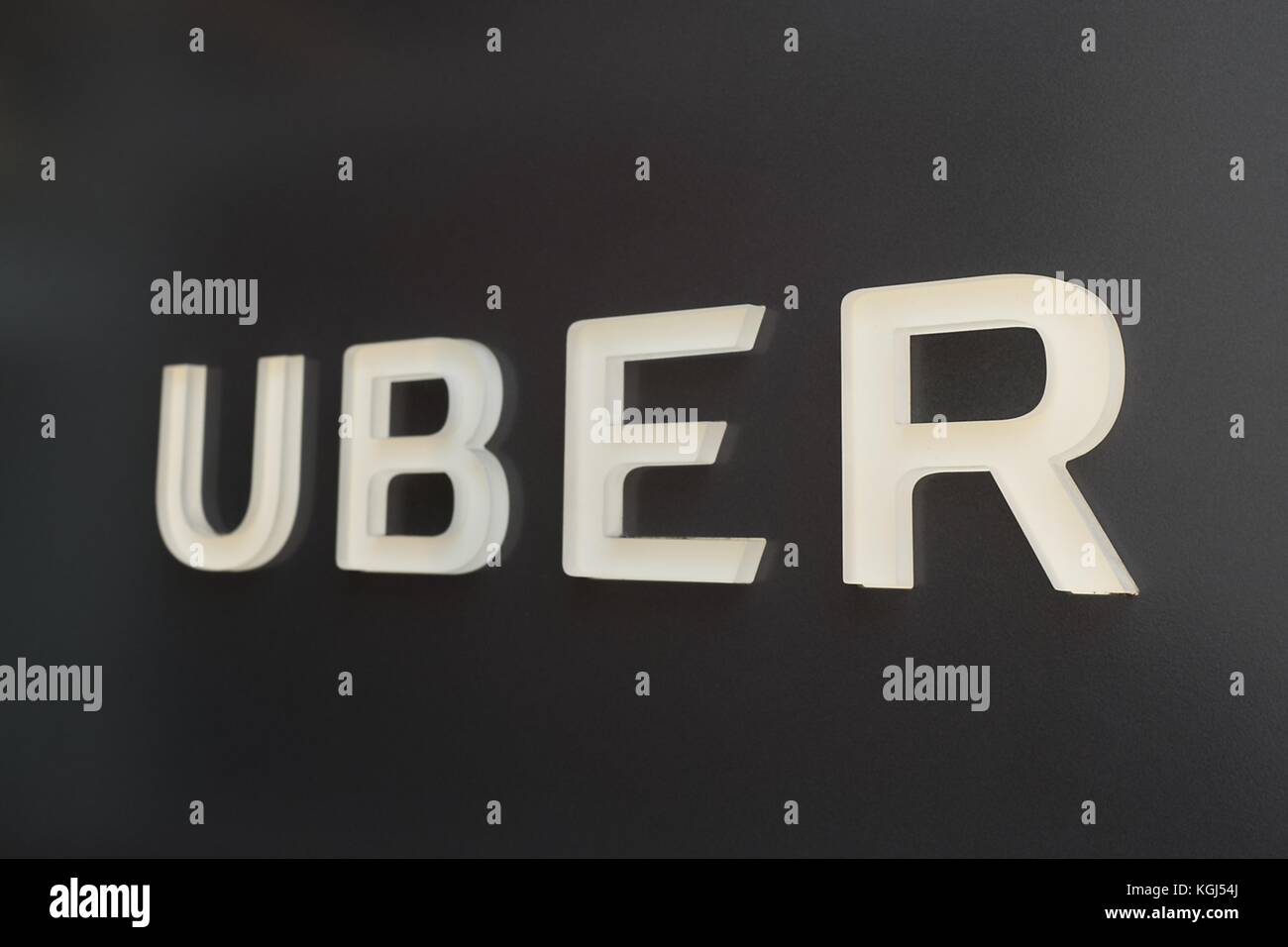 Cartello con il logo presso la sede centrale di car-sharing technology company Uber nel sud del mercato (SOMA) quartiere di San Francisco, California, 13 ottobre 2017. SoMa è noto per avere una delle più alte concentrazioni di aziende di tecnologia e di startup di qualsiasi altra regione del mondo. () Foto Stock