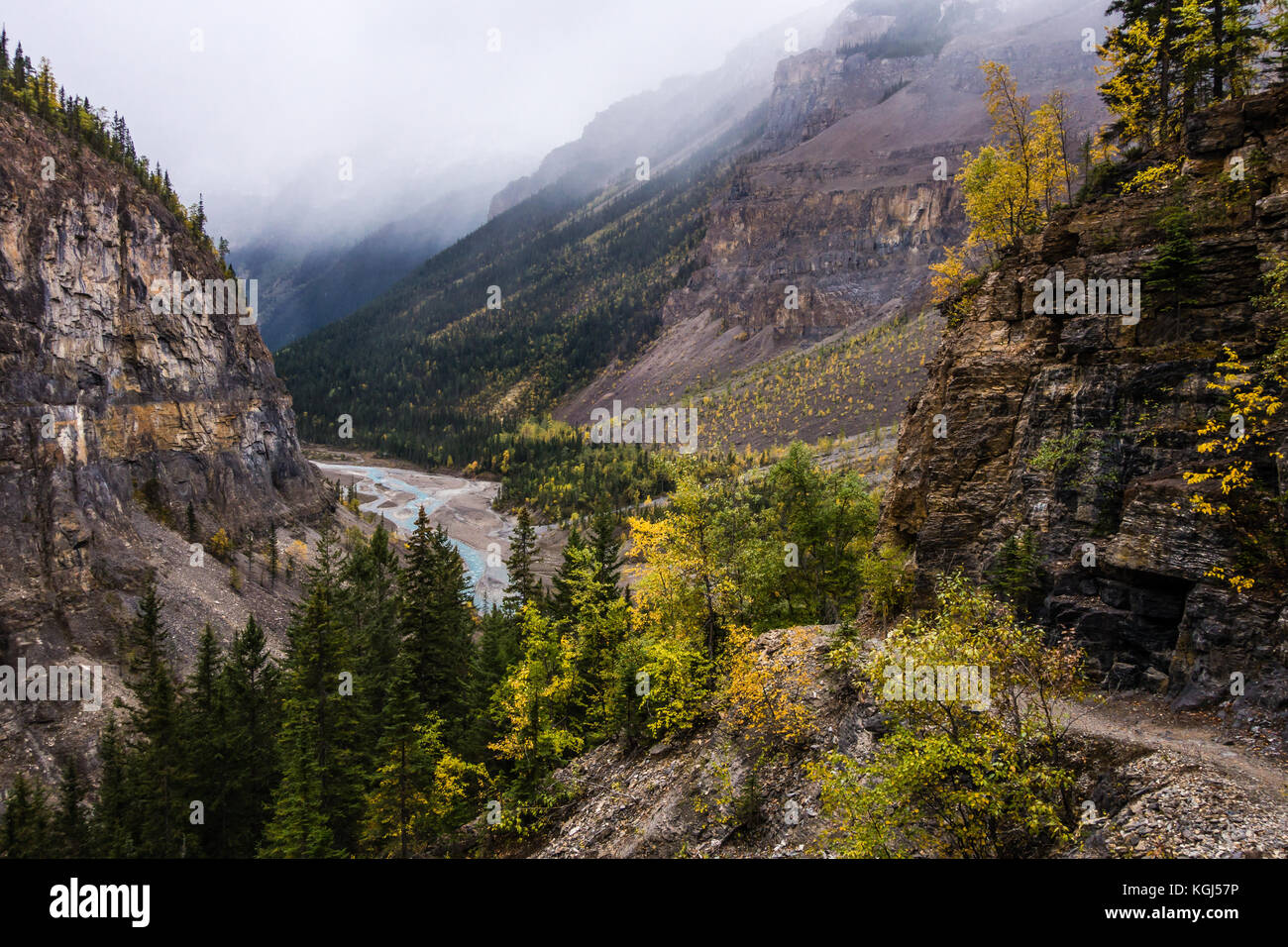 Deserto trail nel incontaminato ambiente montano Foto Stock