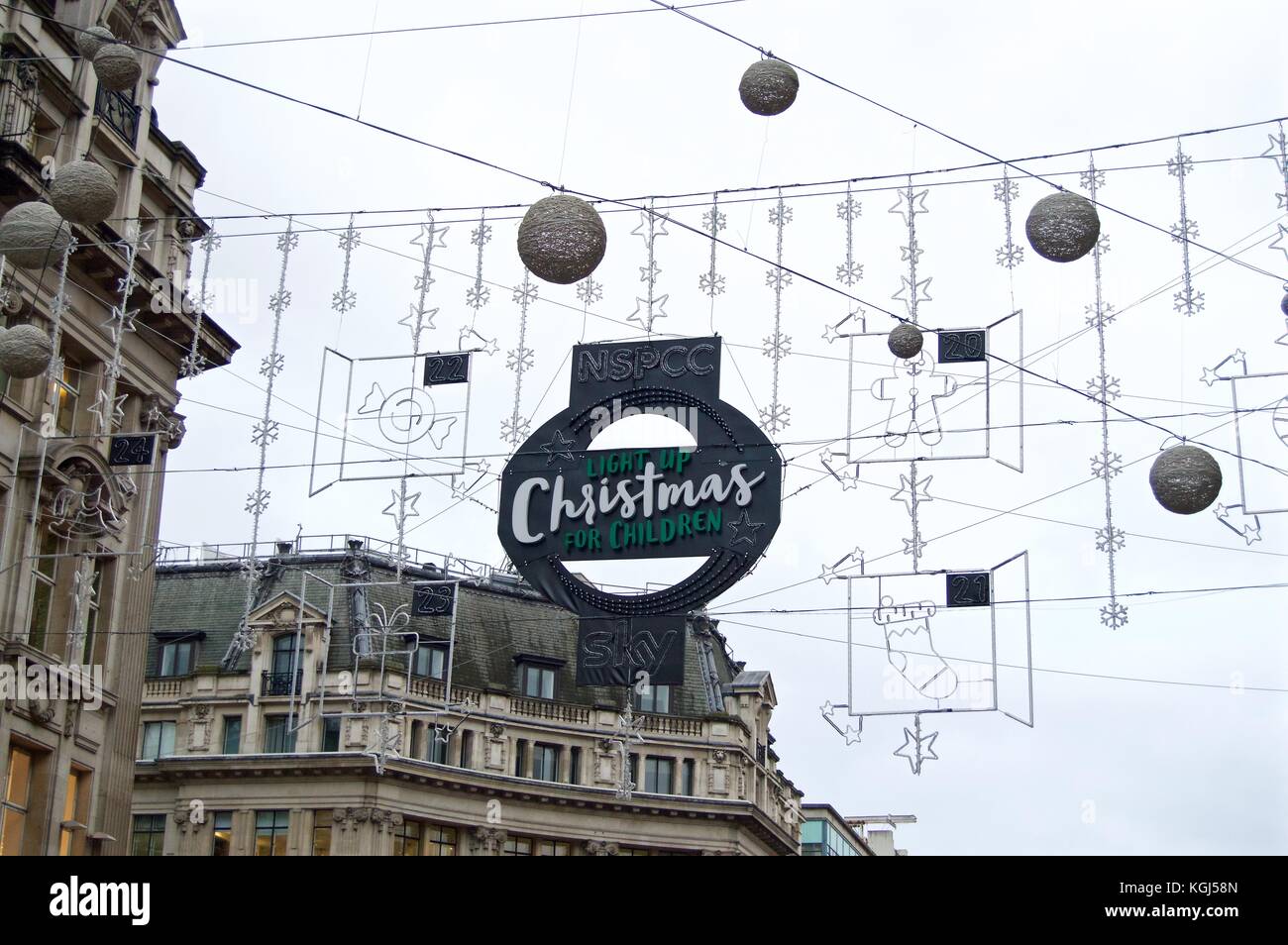 Oxford circus le luci di Natale 2017 prima di accendere, sponsorizzato da nspcc e sky, Oxford Street, London, Regno Unito Foto Stock