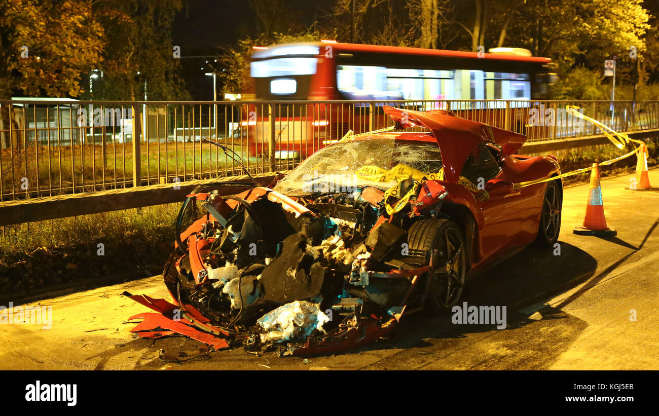 Croydon, Surrey lunedì 6 novembre 2017 a 450.000 supercar è stata rovinata in un incidente sulla collina di ghiaia che verso sinistra di quattro persone in ospedale questa sera (monda Foto Stock