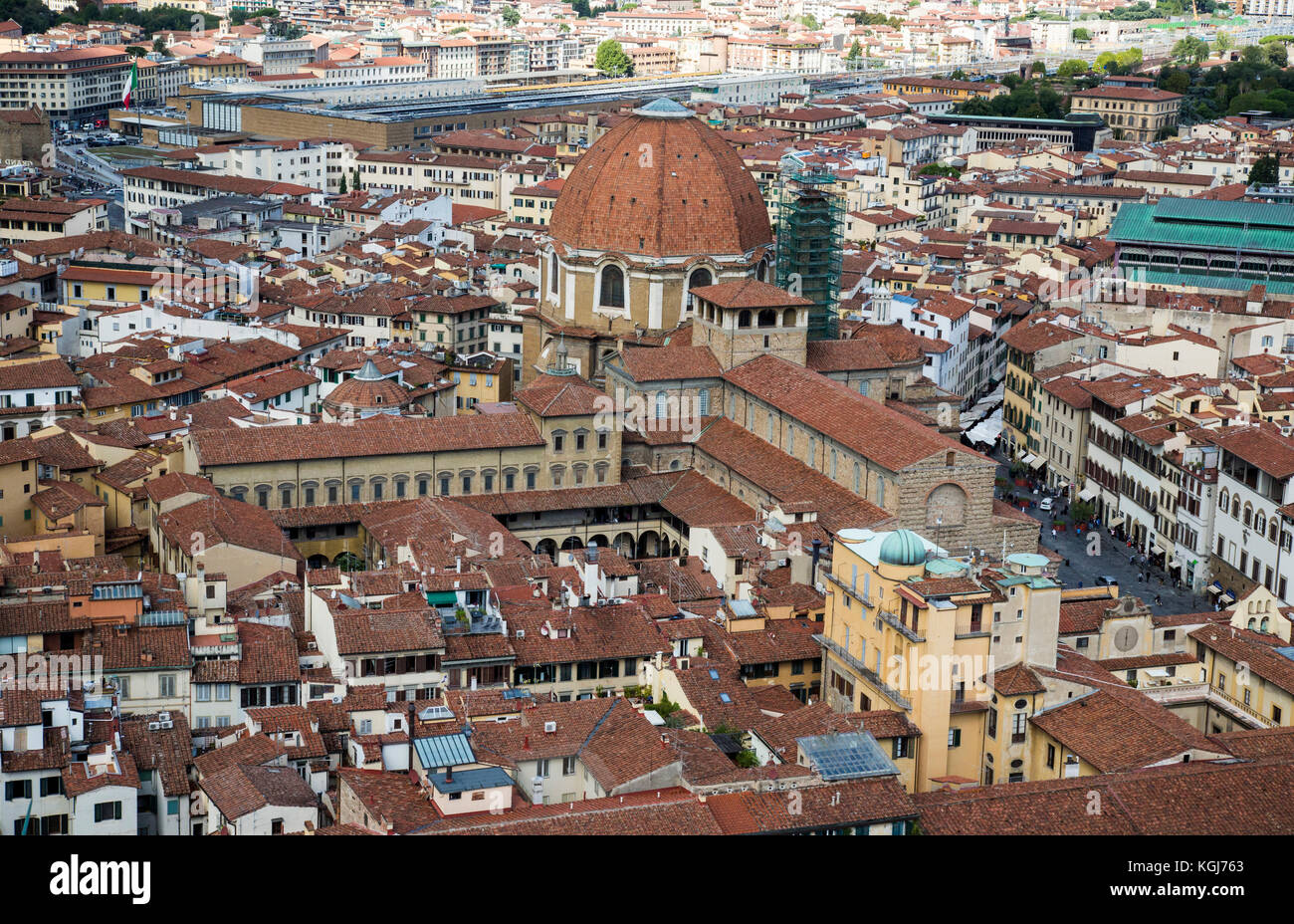 Paesaggio urbano di Firenze con le Cappelle Medicee e la basilica di san lorenzo cupola più prominente Foto Stock