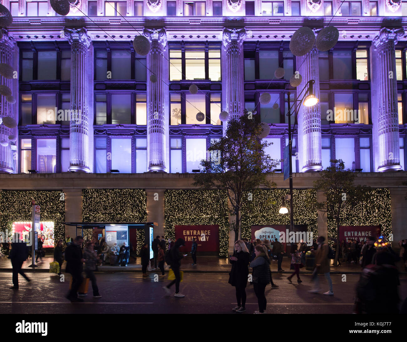 Il West End, Londra, Regno Unito. 7 Nov 2017. I negozi del West End di Londra si accergono per la stagione natalizia di notte le luci di Oxford Street si accendono. Oxford Street è chiusa al traffico al di fuori del negozio Selfridges (votato come miglior grande magazzino al mondo) per l'evento di illuminazione. Credit: Malcolm Park/Alamy Live News. Foto Stock