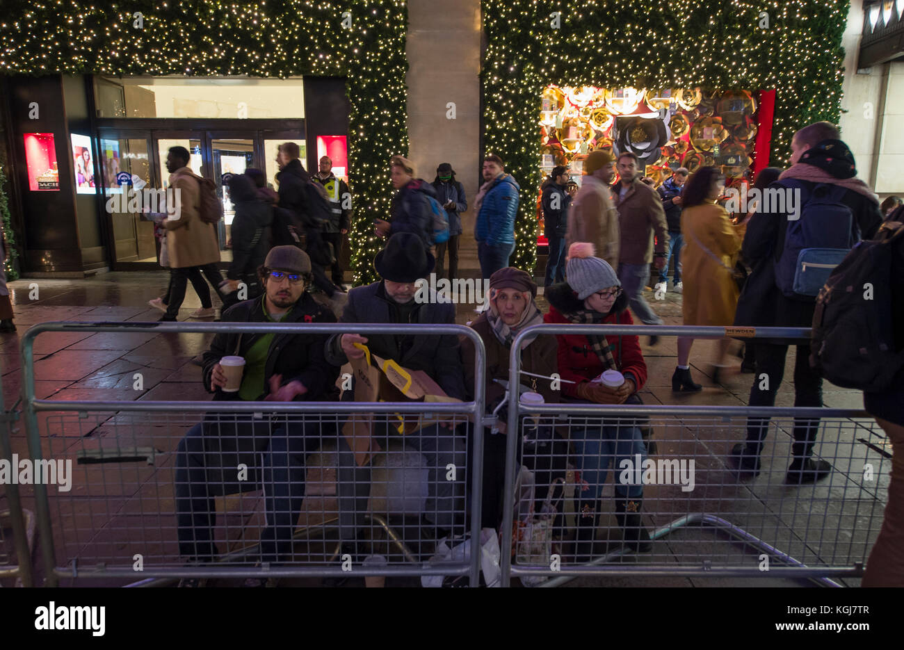 Il West End, Londra, Regno Unito. 7 Nov 2017. I negozi del West End di Londra si accergono per la stagione natalizia di notte le luci di Oxford Street si accendono. Un gruppo di acquirenti attende la cerimonia di accensione fuori Selfridges in Oxford Street. Credit: Malcolm Park/Alamy Live News. Foto Stock