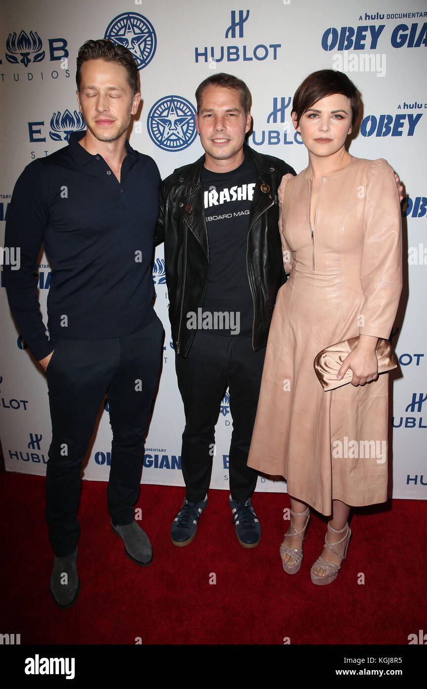 Los Angeles, California, Stati Uniti. 7th novembre 2017. Josh Dallas, Shepard Fairey, Ginnifer Goodwin, al Photo Op Per Hulu's 'Bewebe Giant al Theater at Ace Hotel di Los Angeles, California, il 7 novembre 2017. Credit: Mediapunch Inc/Alamy Live News Foto Stock