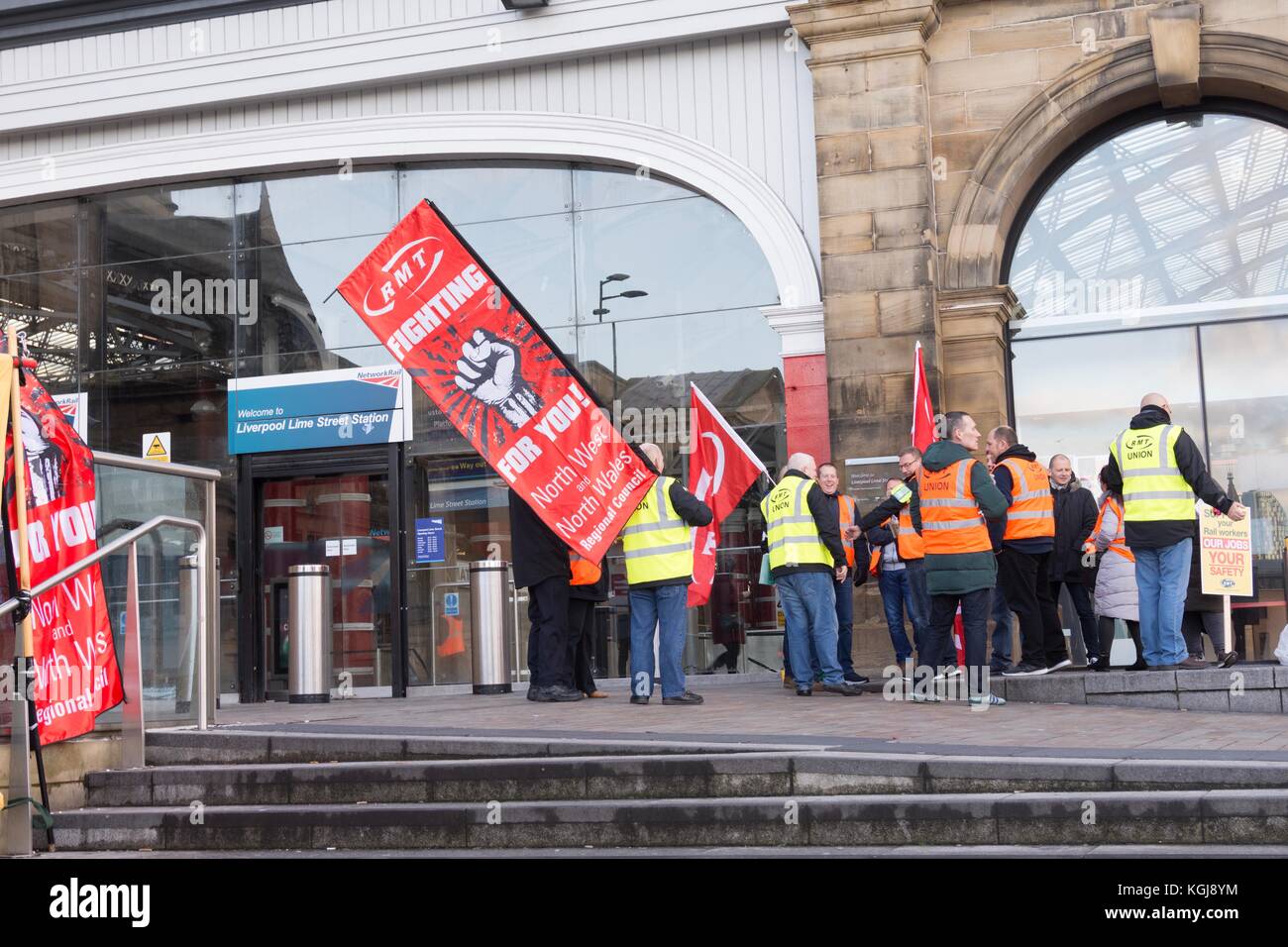 Liverpool, Regno Unito. 8 Novembre, 2017. RMT Unione lo sciopero provoca interruzioni di viaggio attraverso il Liverpool Merseyside e il nord-ovest. I manifestanti si raccolgono al di fuori di Liverpool Lime Street Station. Credito: John Callaghan/Alamy Live News Foto Stock