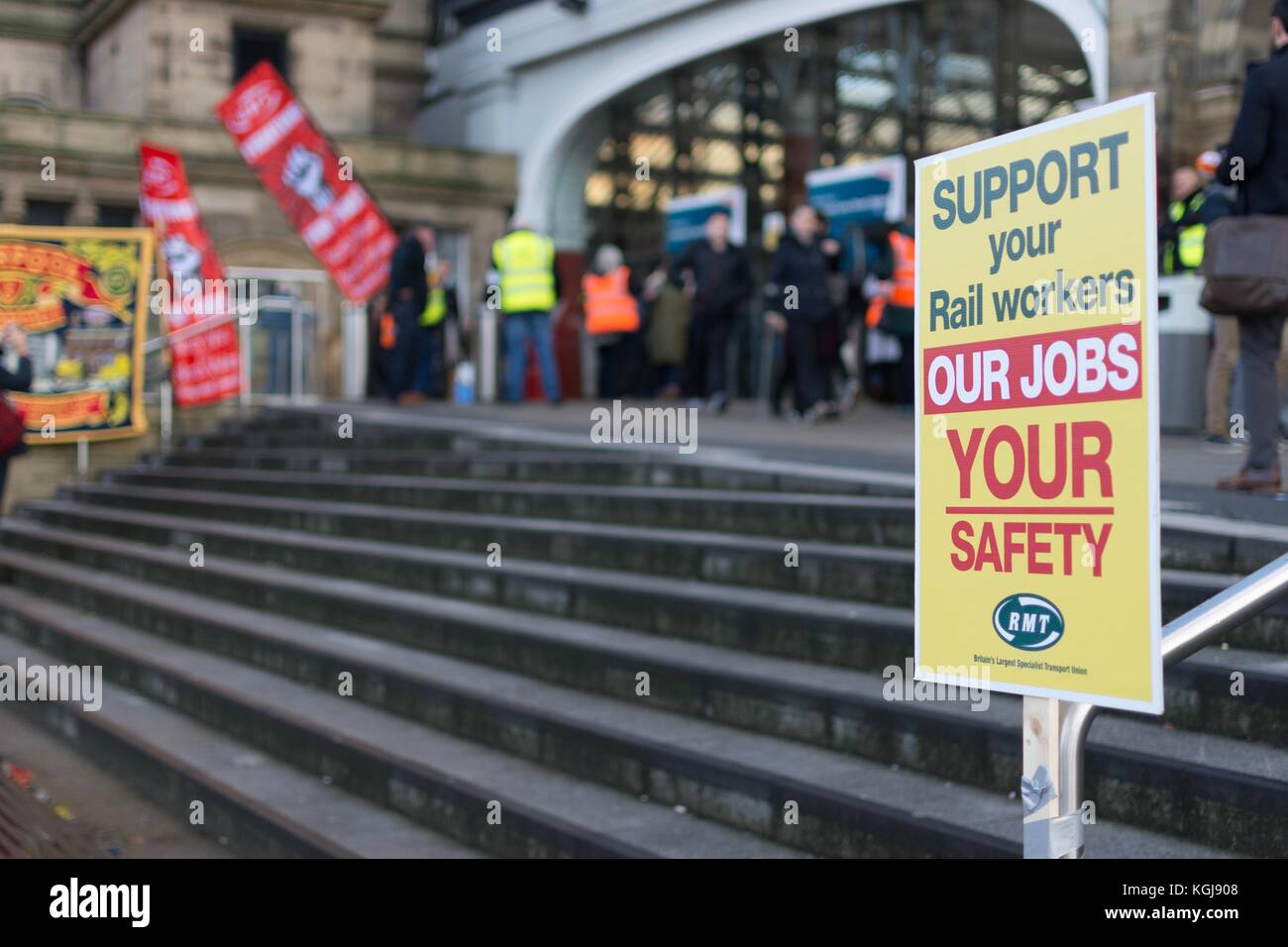 Liverpool, Regno Unito. 8 Novembre, 2017. RMT Unione lo sciopero provoca interruzioni di viaggio attraverso il Liverpool Merseyside e il nord-ovest. I manifestanti si raccolgono al di fuori di Liverpool Lime Street Station. Credito: John Callaghan/Alamy Live News Foto Stock