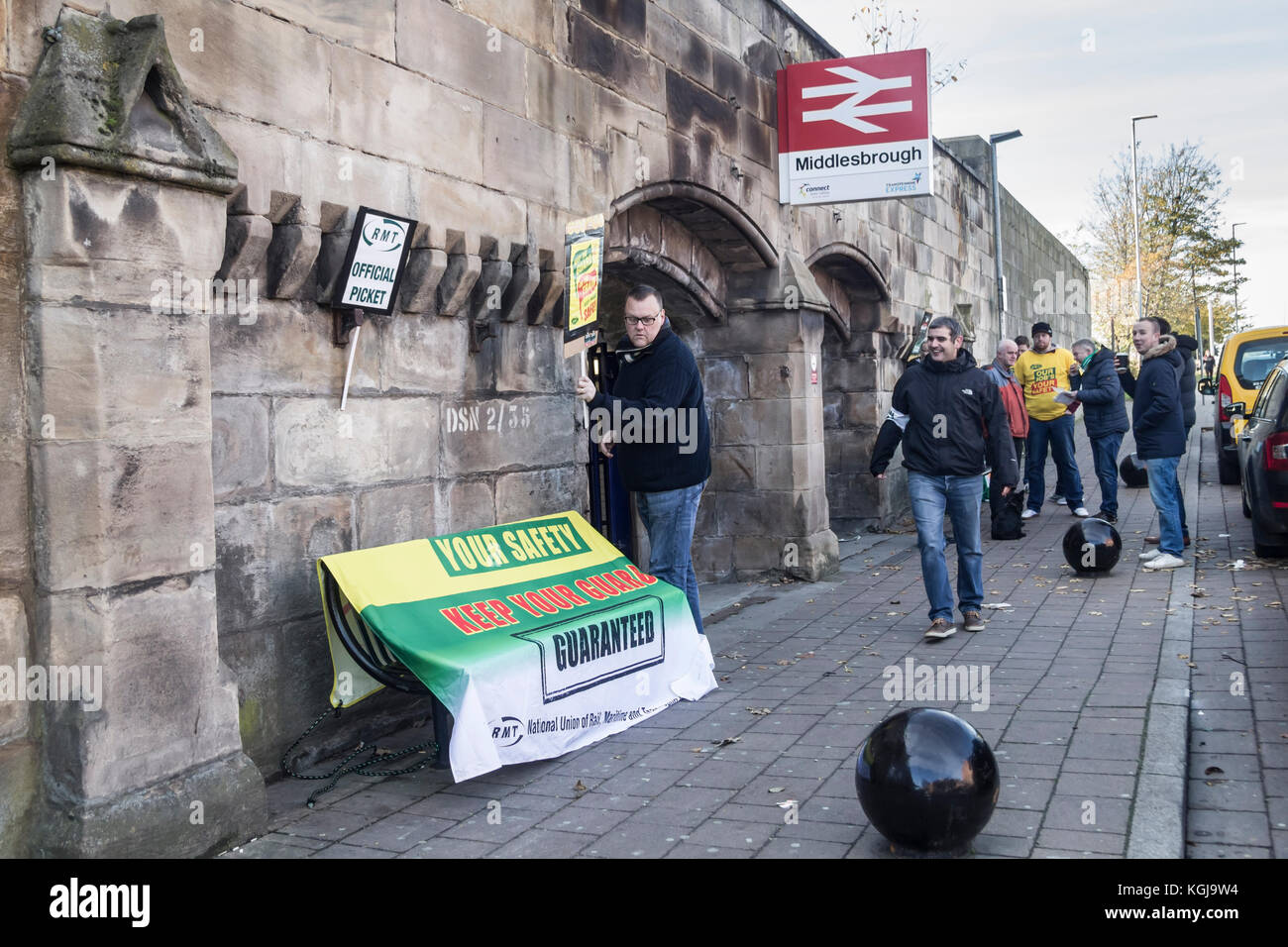 Middlesbrough, Regno Unito. 8 Novembre, 2017. RMT unione picket ufficiale al di fuori della stazione di Middlesbrough mercoledì mattina oltre il reclutamento del personale e la proposta di installare solo il driver dei treni. Un servizio ridotto, azionato dai responsabili, vedranno la Northern Line eseguire un orario limitato il mercoledì. Credito: ALAN DAWSON/Alamy Live News Foto Stock