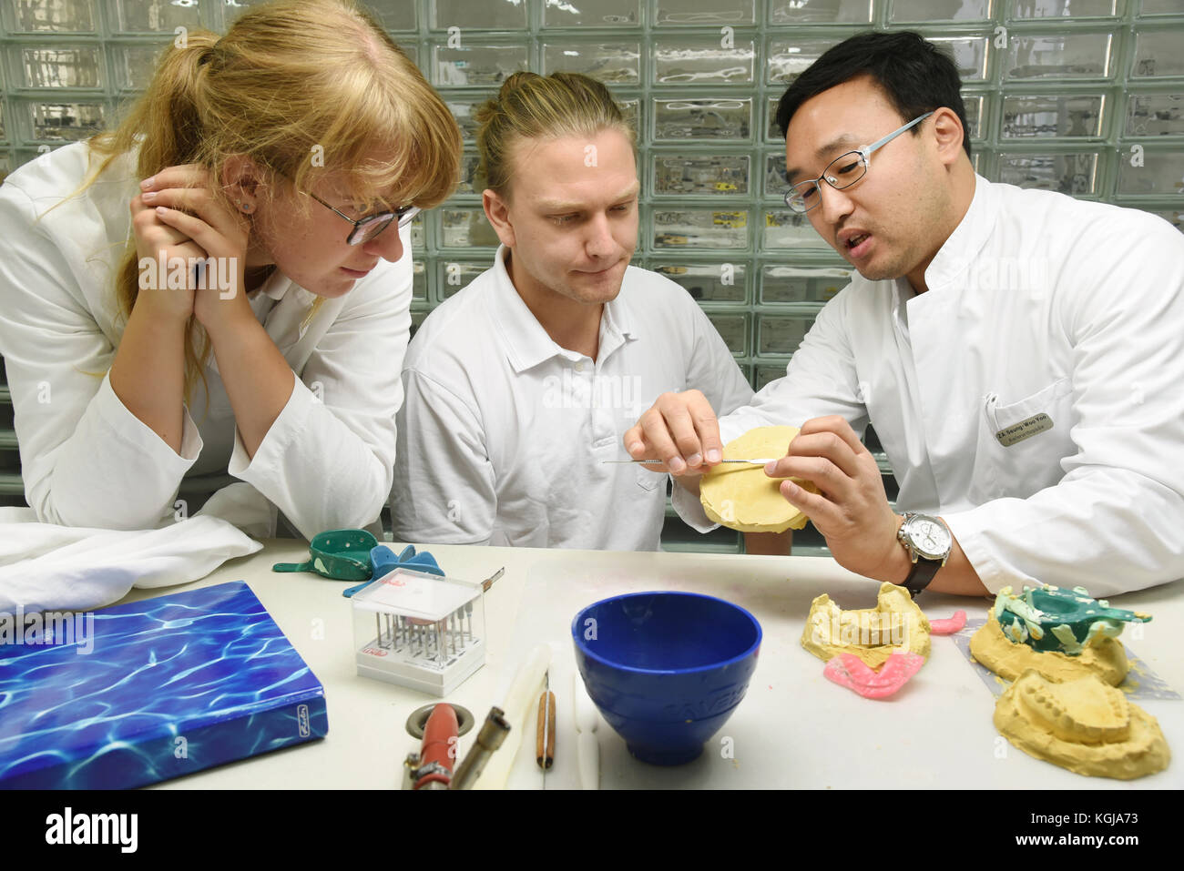 Studenti di odontoiatria del quinto semestre della Scuola di Medicina della Martin Luther University Halle-Wittenberg che controllano con l'aiuto del dentista Seung-Woo Yoo (R) il cast di una mascella che hanno appena fatto a Halle (Saale), Germania, 23 ottobre 2017. Gli studenti sono in grado di lavorare sulle teste di esercitazione con l'attrezzatura originale e di eseguire esercitazioni sulle procedure di lavoro in questa aula di formazione. La clinica odontoiatrica, che conta anche una sala per il trattamento degli studenti, è stata consegnata alla Scuola di Medicina come una delle cliniche odontoiatriche più moderne della Germania a settembre. Circa 240 studenti stanno attualmente ricevendo qui la loro formazione. PH Foto Stock