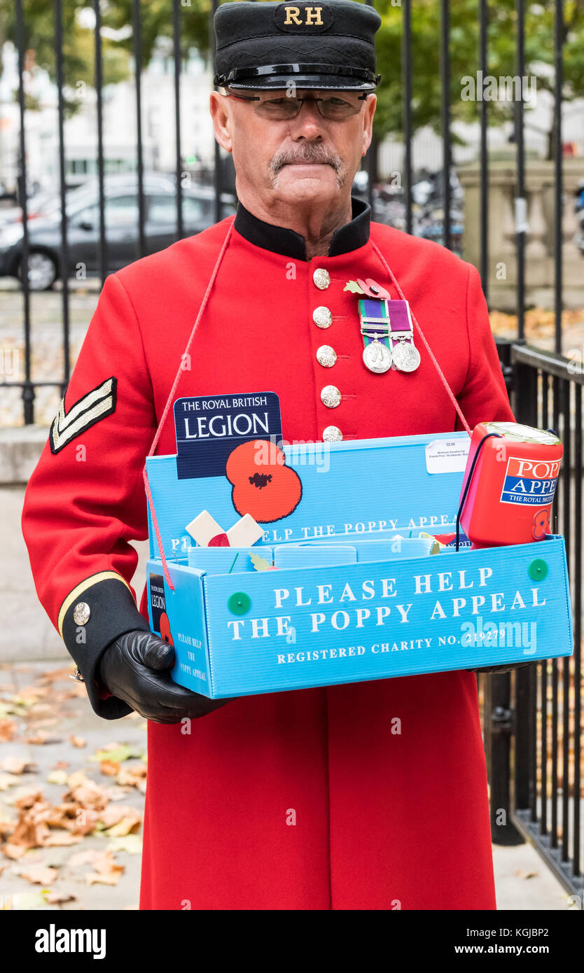 Londra 8 novembre 2017; un pensionato di Chelsea (un servizi armati veterano vivente nella Royal Hospital Chelsea) vendita poppies in Whitehall, Londra, davanti a ricordo della domenica. (Una commemorazione di quelli del personale di servizio che sono morti in conflitti) Credito: Ian Davidson/Alamy Live News Foto Stock