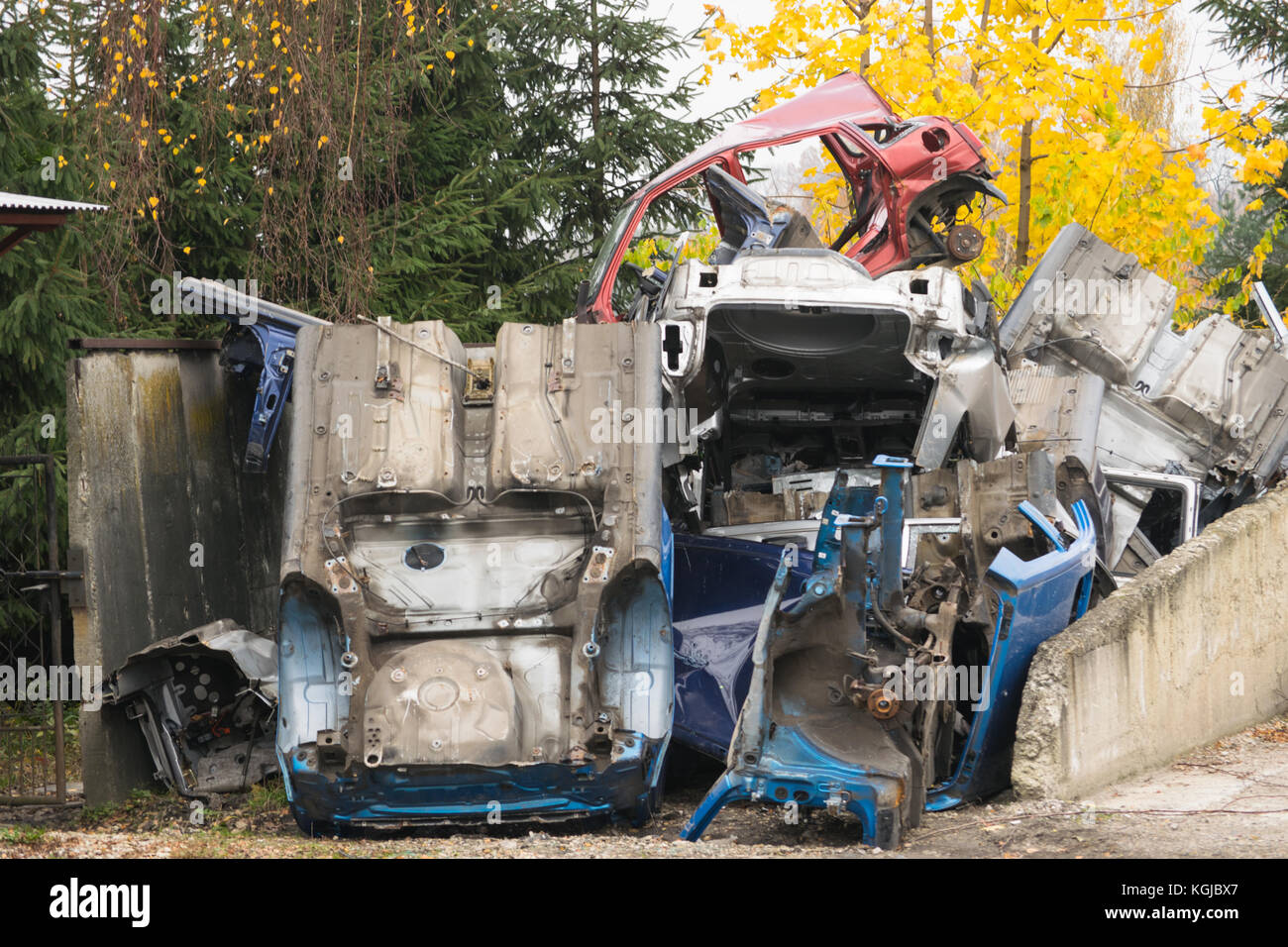 Riciclaggio dei rottami. Osiek, Polonia. 8 novembre 2017. Nell'area di Osiek, gli oggetti metallici vengono raccolti dai residenti nell'ambito dell'azione di riciclaggio. Gli oggetti metallici preselezionati vengono consegnati alla acciaieria e utilizzati come materia prima per la produzione di acciaio e alluminio. Credito: W124merc / Alamy Live News Foto Stock