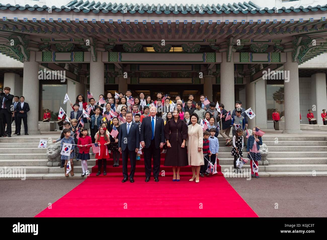 U.s presidente Donald Trump e la first lady melania trump joint presidente sud-coreano moon Jae-in, a sinistra e a sua moglie Kim Jung-sook, a destra per porre con american e coreano figli fuori casa blu, 7 novembre 2017 a Seul, in Corea del sud. trump è la seconda fermata di un 13-giorno oscillare attraverso l'Asia. Foto Stock