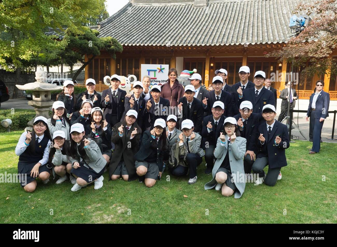U. La first lady Melania Trump si presenta con gli studenti delle scuole medie coreane durante un evento Girls Play 2 come parte della campagna di sensibilizzazione olimpica presso la U.S. Ambassadors Residence il 7 novembre 2017 a Seoul, Corea del Sud. Trump è la seconda tappa di un volo di 13 giorni attraverso l'Asia. Foto Stock
