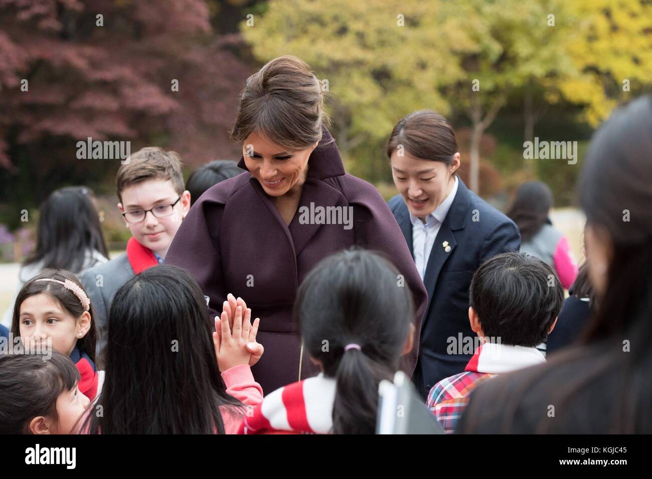 U.s prima signora melania trump saluta coreani e americani gli studenti al di fuori della casa blu, 7 novembre 2017 a Seul, in Corea del sud. trump è la seconda fermata di un 13-giorno oscillare attraverso l'Asia. Foto Stock