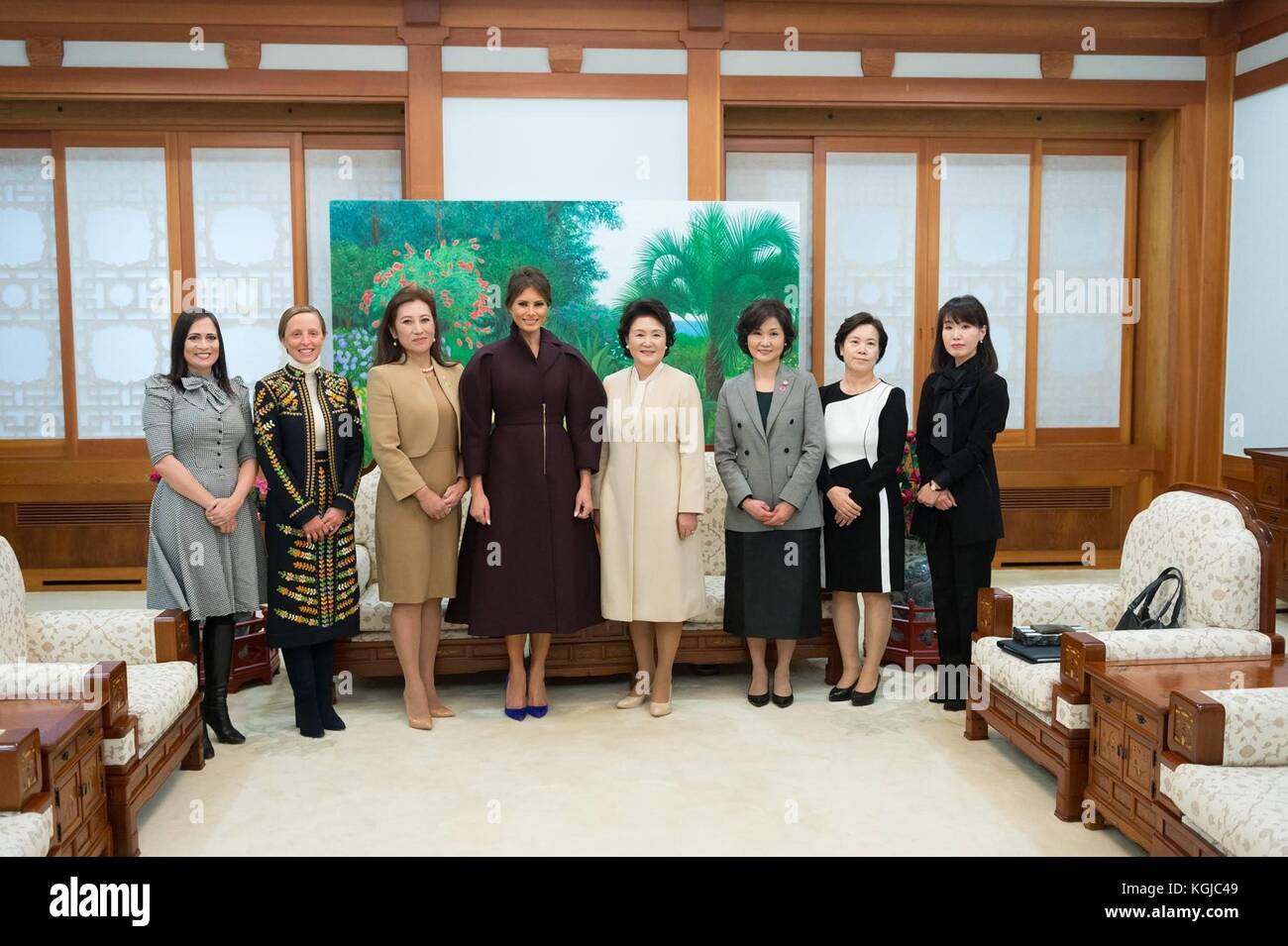 U.s prima signora melania trump incontra il coreano prima signora Kim Jung-sook al Blue House il 7 novembre 2017 a Seul, in Corea del sud. trump è la seconda fermata di un 13-giorno oscillare attraverso l'Asia. Foto Stock