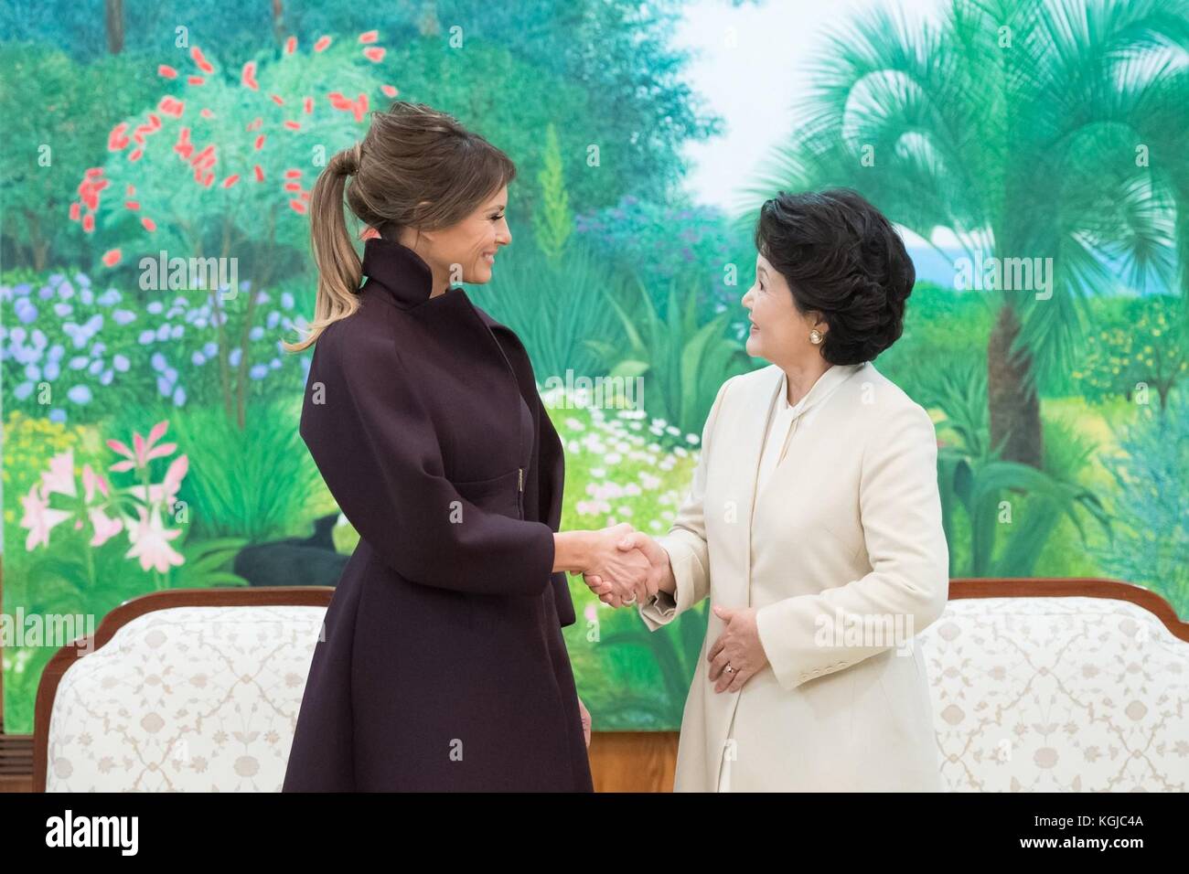 U.s prima signora melania trump incontra il coreano prima signora Kim Jung-sook al Blue House il 7 novembre 2017 a Seul, in Corea del sud. trump è la seconda fermata di un 13-giorno oscillare attraverso l'Asia. Foto Stock