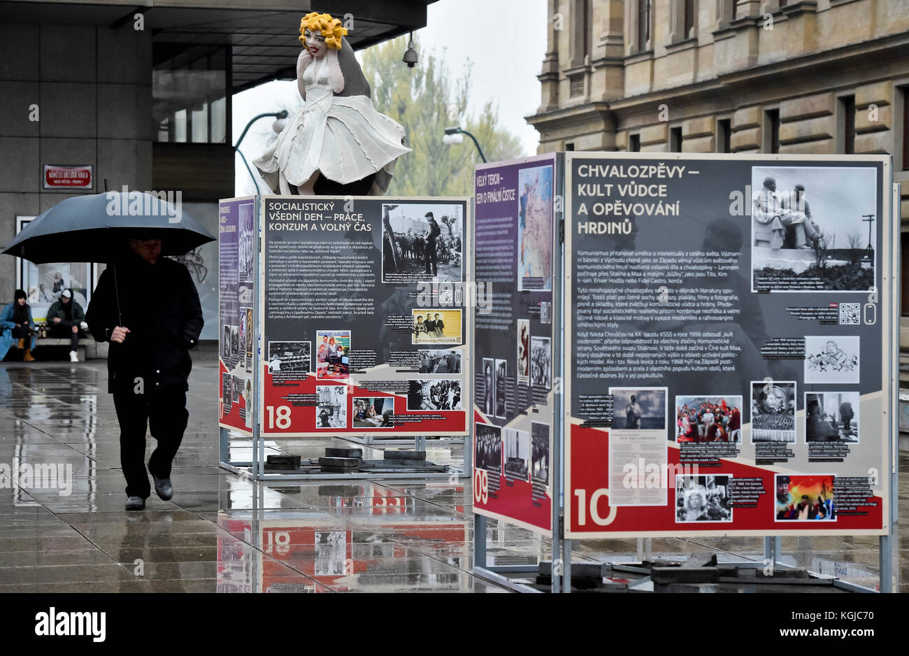 Praga, Repubblica Ceca. 8 novembre 2017. La mostra sull'era del comunismo preparata da USTR, Stiftung fur Aufarbeitung der SED Diktatur, Deutsches historisches Museum e National Theatre è stata inaugurata mercoledì 8 novembre presso namesti Vaclava Havla, Praga, Repubblica Ceca, 2017. crediti: Vit Simanek/CTK Photo/Alamy Live News Foto Stock