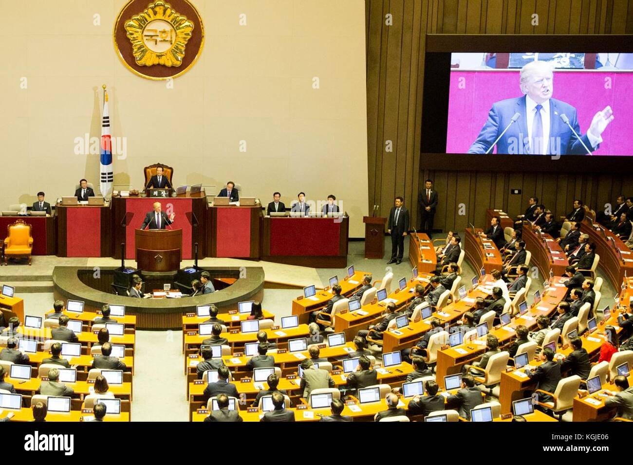 Seoul, Corea del Sud . 08 nov, 2017. u.s presidente Donald Trump offre commento a sud assemblea nazionale coreana Novembre 8, 2017 a Seul, in Corea del sud. trump è la seconda fermata di un 13-giorno oscillare attraverso asia. Credito: planetpix/alamy live news Foto Stock