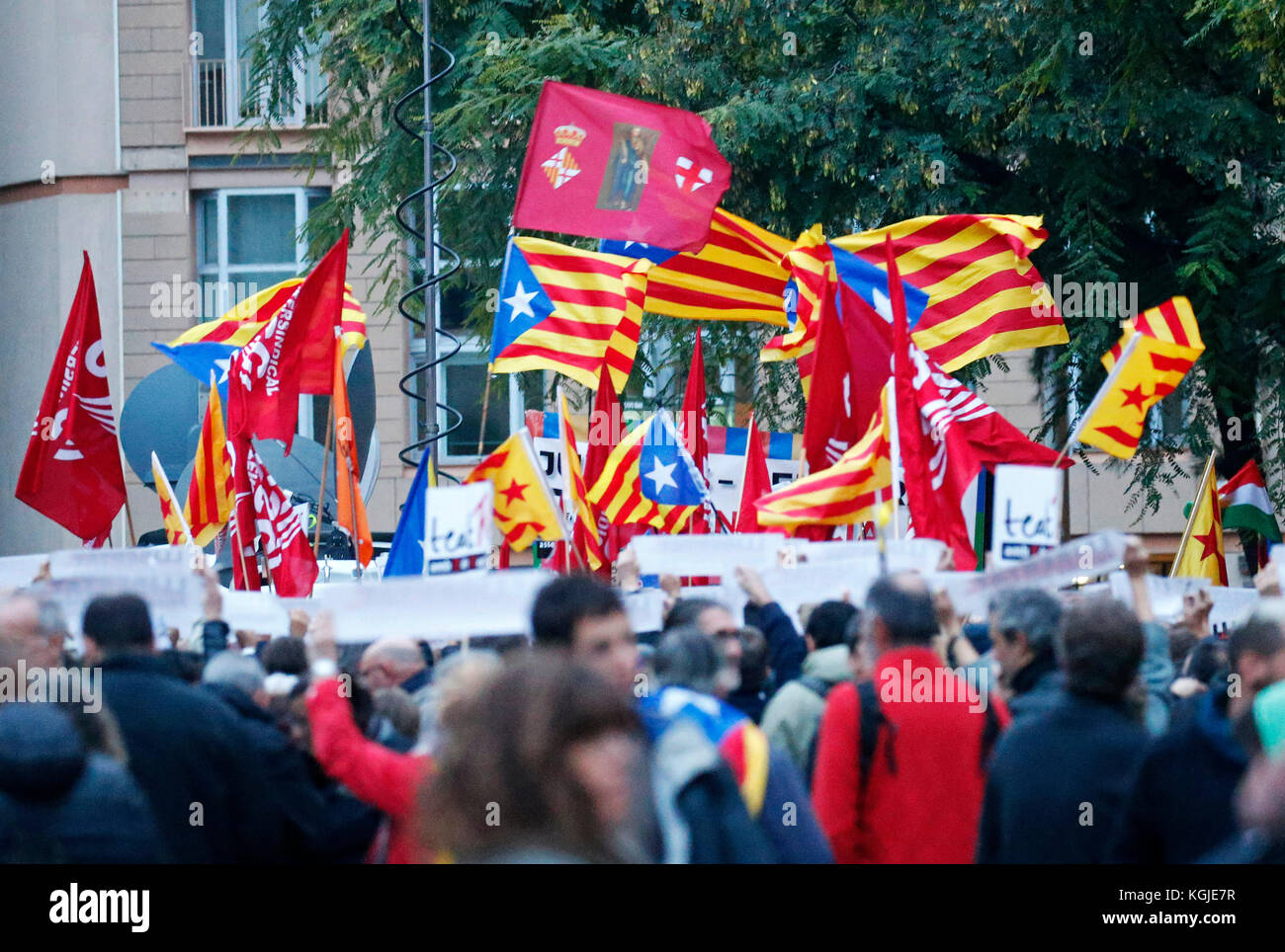 Barcellona, Spagna. 26 ottobre 2017. Barcellona, Espana. 8 novembre 2017. Manifestazione nella Plaza de la Catedral durante lo sciopero generale in Catalogna in protesta contro le decisioni politiche del governo spagnolo e a favore dell'indipendenza, a Barcellona, l'8 novembre 2017. Crediti: Gtres Información más Comuniación on line, S.L./Alamy Live News crediti: Gtres Información más Comuniación on line, S.L./Alamy Live News Foto Stock
