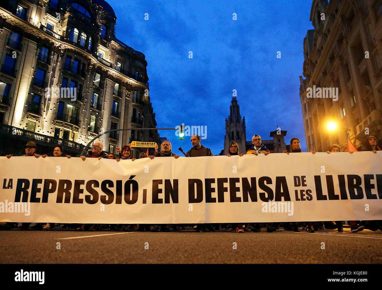 Barcellona, Spagna. 26 ottobre 2017. Barcellona, Espana. 8 novembre 2017. Manifestazione in Plaza de la Catedral e in via Layetana durante lo sciopero generale in Catalogna in segno di protesta contro le decisioni politiche del governo spagnolo e a favore dell'indipendenza, a Barcellona, l'8 novembre 2017. Crediti: Gtres Información más Comuniación on line, S.L./Alamy Live News crediti: Gtres Información más Comuniación on line, S.L./Alamy Live News Foto Stock
