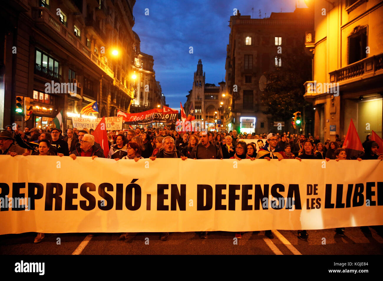 Barcellona, Spagna. 26 ottobre 2017. Barcellona, Espana. 8 novembre 2017. Manifestazione in Plaza de la Catedral e in via Layetana durante lo sciopero generale in Catalogna in segno di protesta contro le decisioni politiche del governo spagnolo e a favore dell'indipendenza, a Barcellona, l'8 novembre 2017. Crediti: Gtres Información más Comuniación on line, S.L./Alamy Live News crediti: Gtres Información más Comuniación on line, S.L./Alamy Live News Foto Stock
