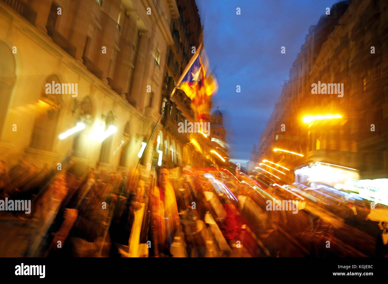 Barcellona, Spagna. 26 ottobre 2017. Barcellona, Espana. 8 novembre 2017. Manifestazione in Plaza de la Catedral e in via Layetana durante lo sciopero generale in Catalogna in segno di protesta contro le decisioni politiche del governo spagnolo e a favore dell'indipendenza, a Barcellona, l'8 novembre 2017. Crediti: Gtres Información más Comuniación on line, S.L./Alamy Live News crediti: Gtres Información más Comuniación on line, S.L./Alamy Live News Foto Stock