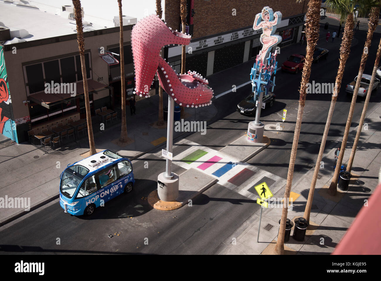 Las Vegas, Stati Uniti d'America . 08 nov, 2017. Un navya arma elettrica autonoma crawl navetta lungo Fremont Street nel centro di las vegas, nev., nov. 8, 2017. (Foto di Jason ogulnik) Credito: Jason ogulnik/alamy live news Foto Stock