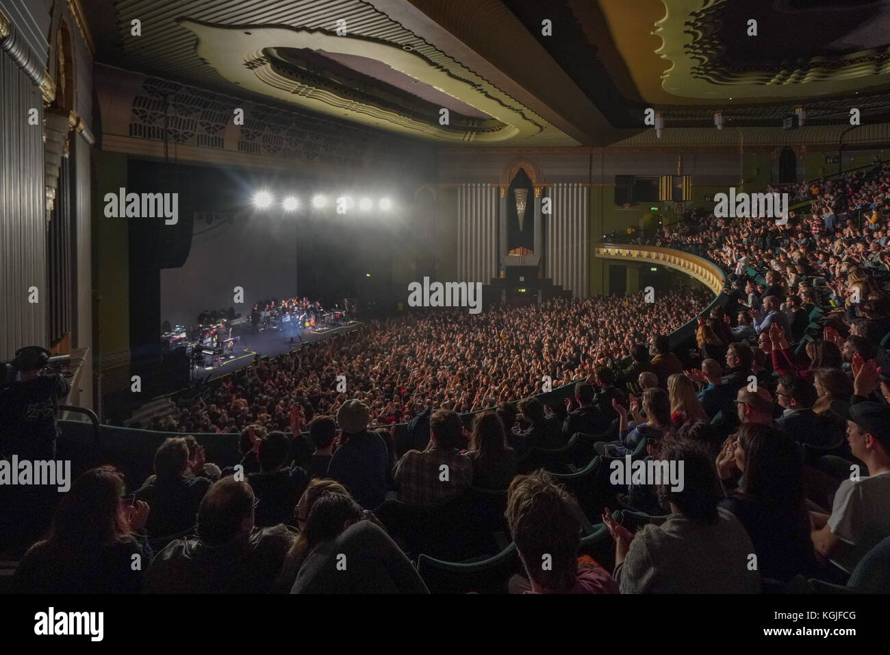 Hammersmith, Londra, Regno Unito. 08 nov, 2017. eventim Hammersmith Apollo di Londra durante una performance da padre Giovanni misty (vero nome: josh tillman). photo data: mercoledì, 8 novembre 2017. Credito: roger garfield/alamy live news Foto Stock