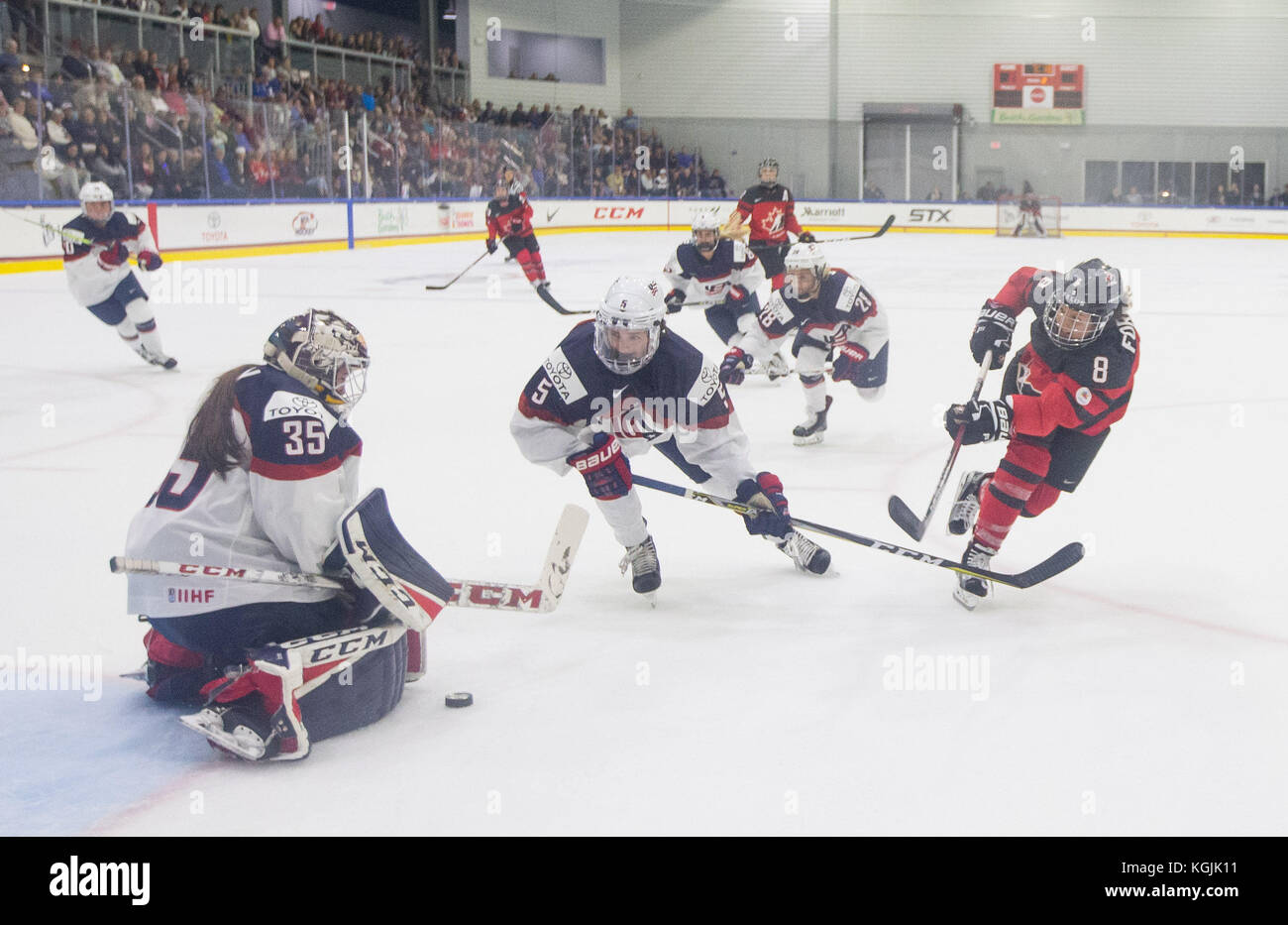 Florida, Stati Uniti d'America. 8 Novembre, 2017. LOREN ELLIOTT | Orari .del Canada Laura Fortino (8) prende un colpo ed ha bloccato da Stati Uniti goaltender Maddie Rooney (35) durante il secondo periodo di quattro Nations Cup hockey gioco TRA STATI UNITI Nazionale Femminile e il Canada a Florida centro ospedaliero di ghiaccio di Wesley Chapel Fla., mercoledì, nov. 8, 2017. Credito: Loren Elliott/Tampa Bay volte/ZUMA filo/Alamy Live News Foto Stock