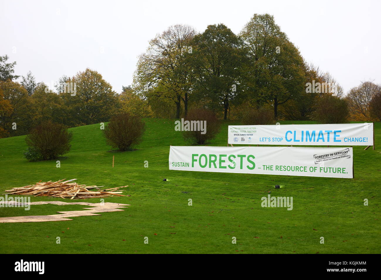 Bonn, Germania. 08 Nov, 2017. COP23 Conferenza delle Nazioni Unite sui cambiamenti climatici di Bonn, Germania. Indicazioni per fermare il cambiamento climatico' e 'Maintain foreste - Risorsa del futuro' nel parco tra Bonn e Bula Zona di COP23, Bonn, Germania, 8 Nov, 2017 Credit: hdh/Alamy Live News Foto Stock