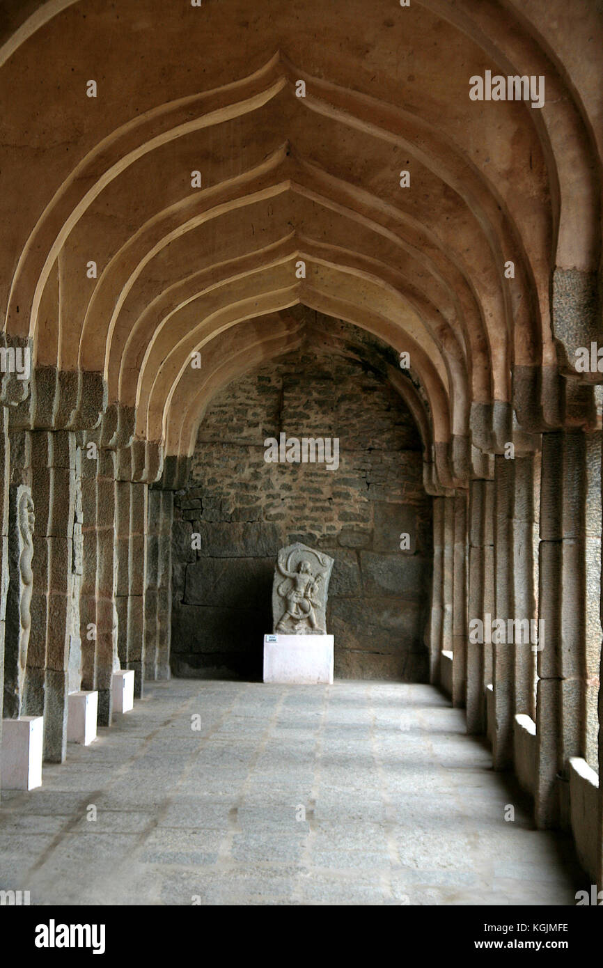 Galleria delle Sculture nei pressi di elefanti' stabile di hampi, Karnataka, India, Asia Foto Stock
