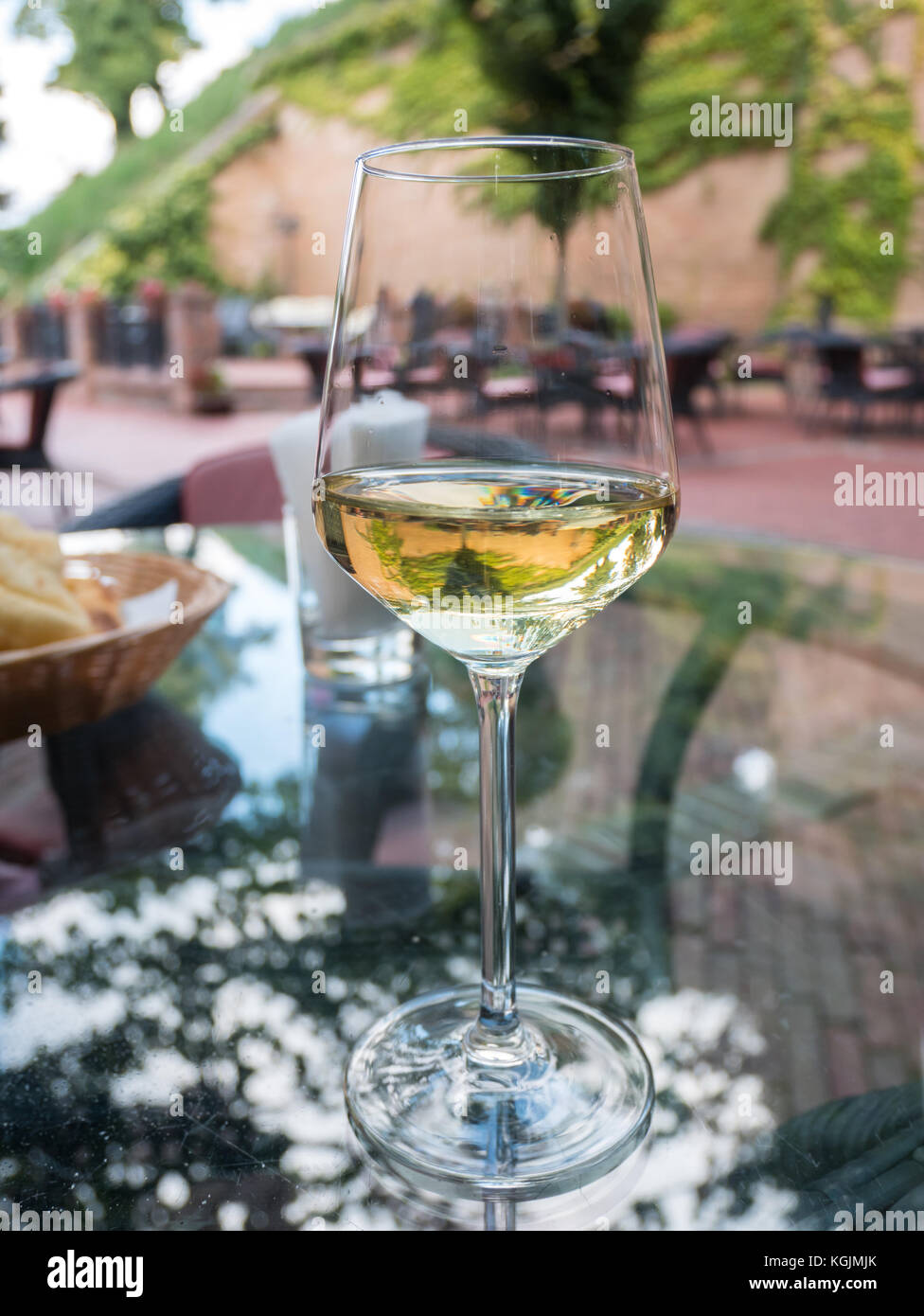 Bicchiere di vino bianco sul tavolo ristorante all'aperto Foto Stock