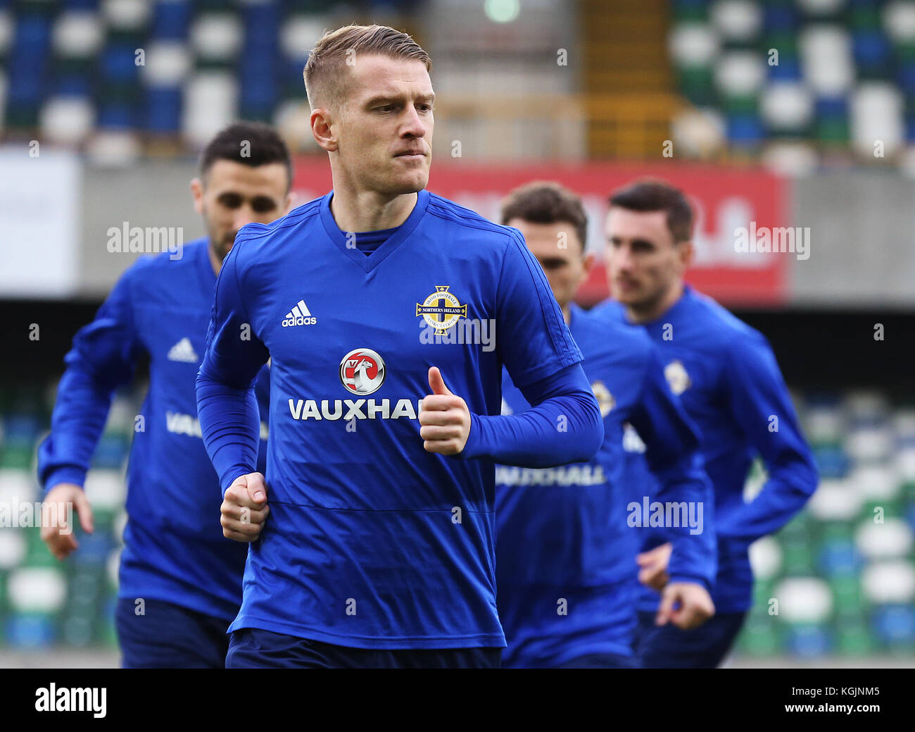 Irlanda del nord il capitano steven davis durante il corso di formazione al Windsor Park di Belfast. Foto Stock