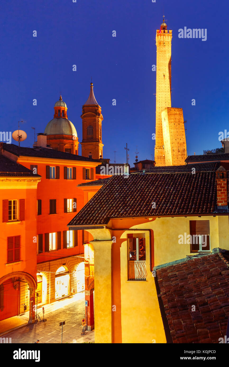 Famose due torri di Bologna durante la notte, Italia Foto Stock