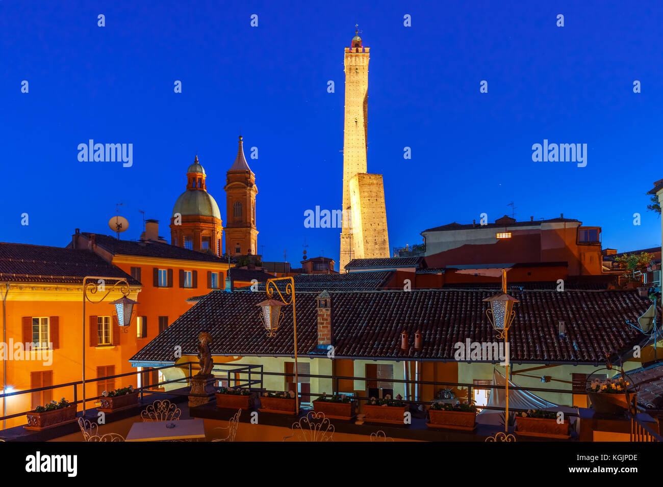 Famose due torri di Bologna durante la notte, Italia Foto Stock