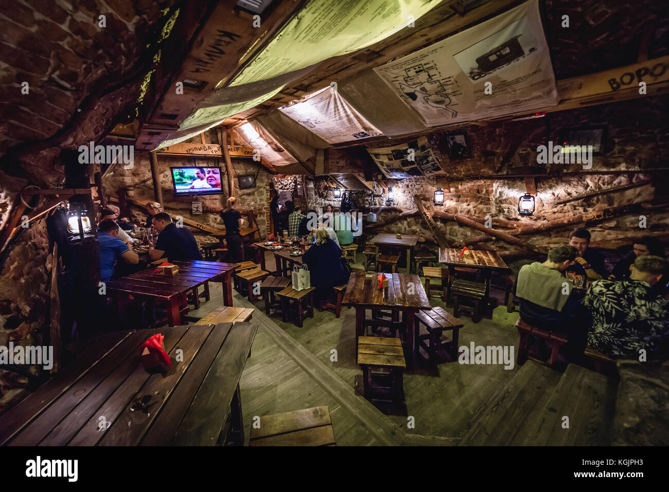 Kryyivka (Hiding Place - in inglese conosciuto come Underground Bunker) Ristorante e Bar sulla città vecchia di Lviv, la città più grande dell'Ucraina occidentale Foto Stock