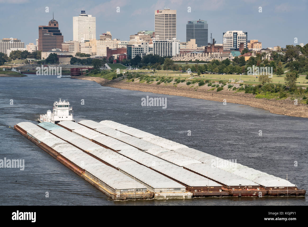 Nashville, TN - Ott 10: chiatta merci si muove lungo il fiume Mississippi vicino al centro cittadino di Memphis, Tennessee, il 10 ottobre 2017 Foto Stock