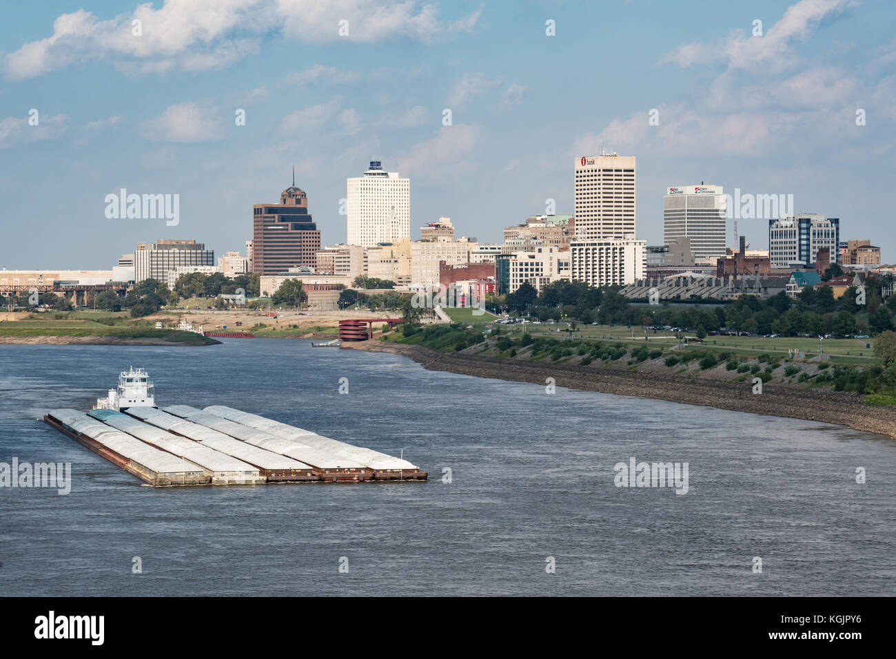 Memphis, TN - Ott 10: chiatta merci si muove lungo il fiume Mississippi vicino al centro cittadino di Memphis, Tennessee, il 10 ottobre 2017 Foto Stock