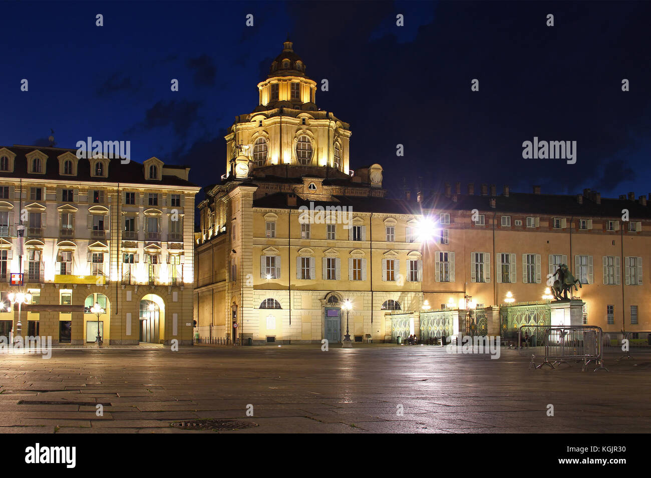 Piazza castello e la chiesa di san lorenzo di notte, Torino, Italia Foto Stock