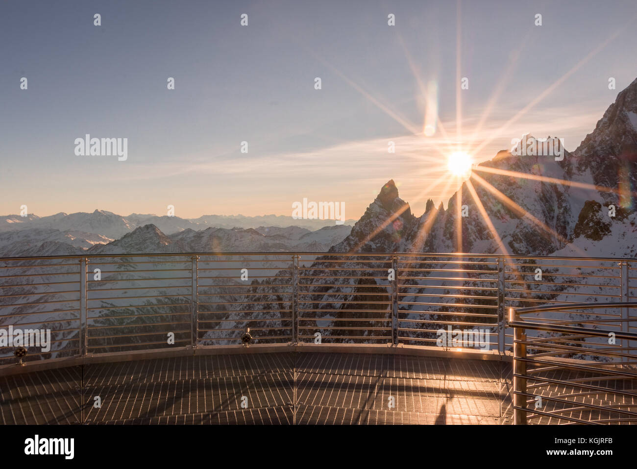 La vista del tramonto dalla Skyway Monte Bianco in funivia da Courmayeur Mont Blanc Italia Foto Stock