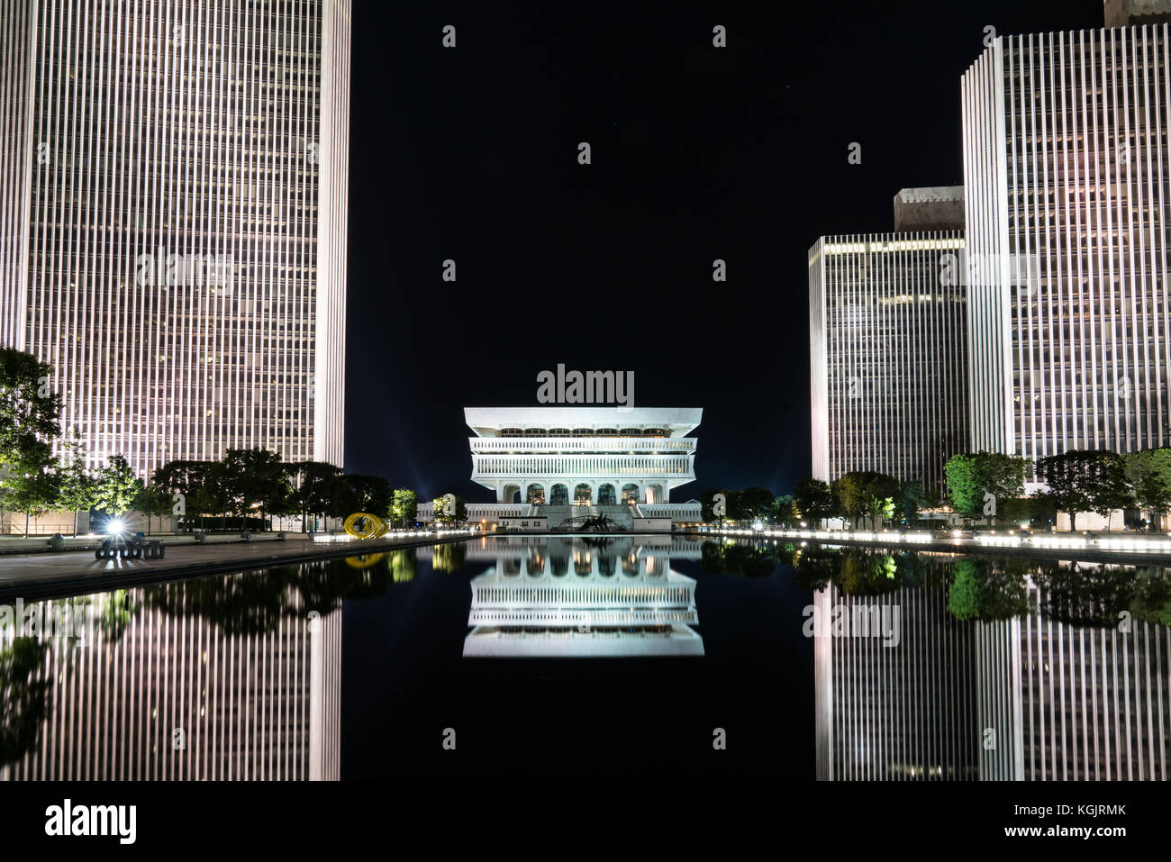 Albany, NY - 28 giugno: la riflessione del museo statale di new york sull'Empire State Plaza di notte il 28 giugno 2017 Foto Stock