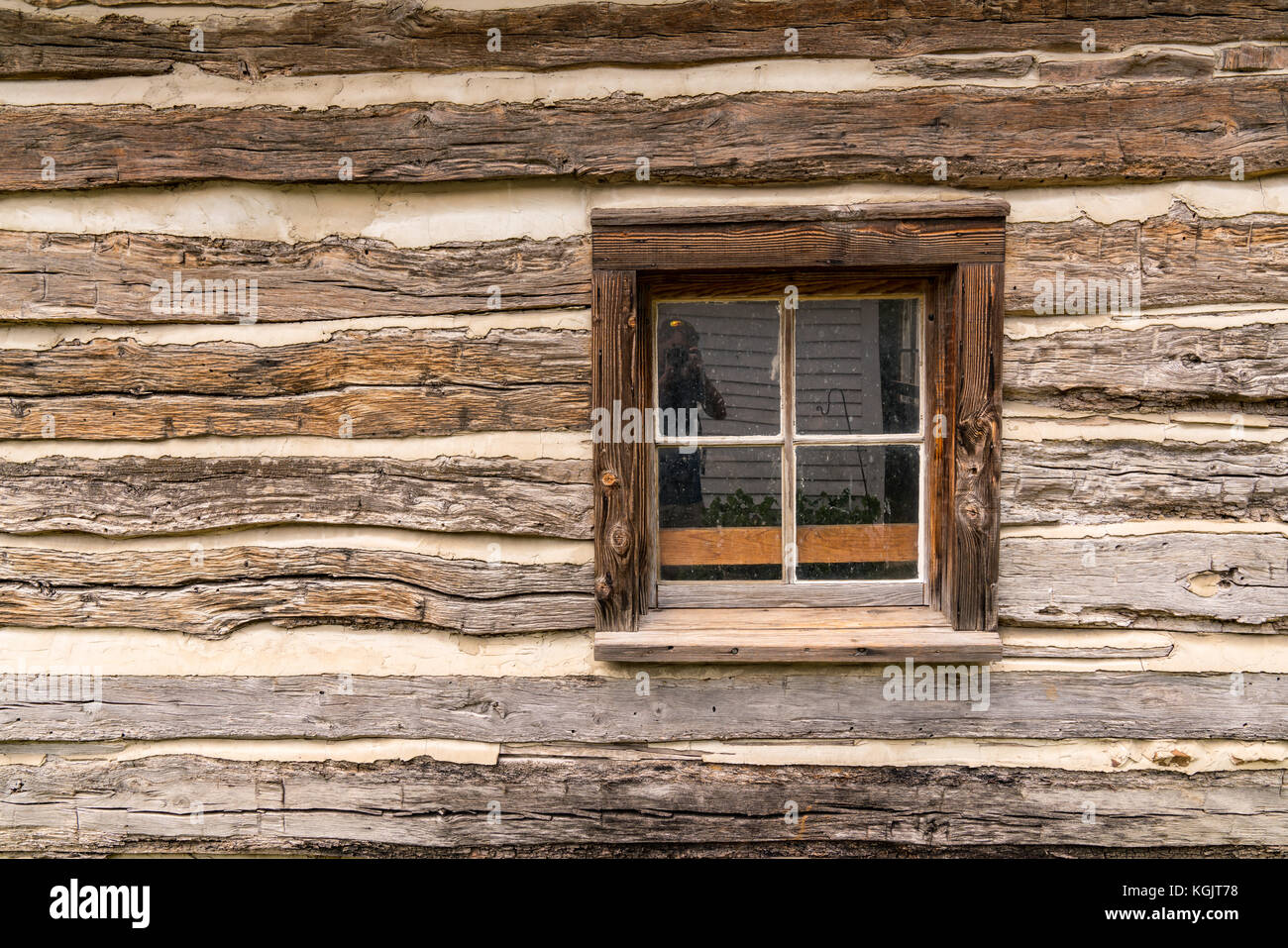 In legno antico log house Sfondo finestra Foto Stock