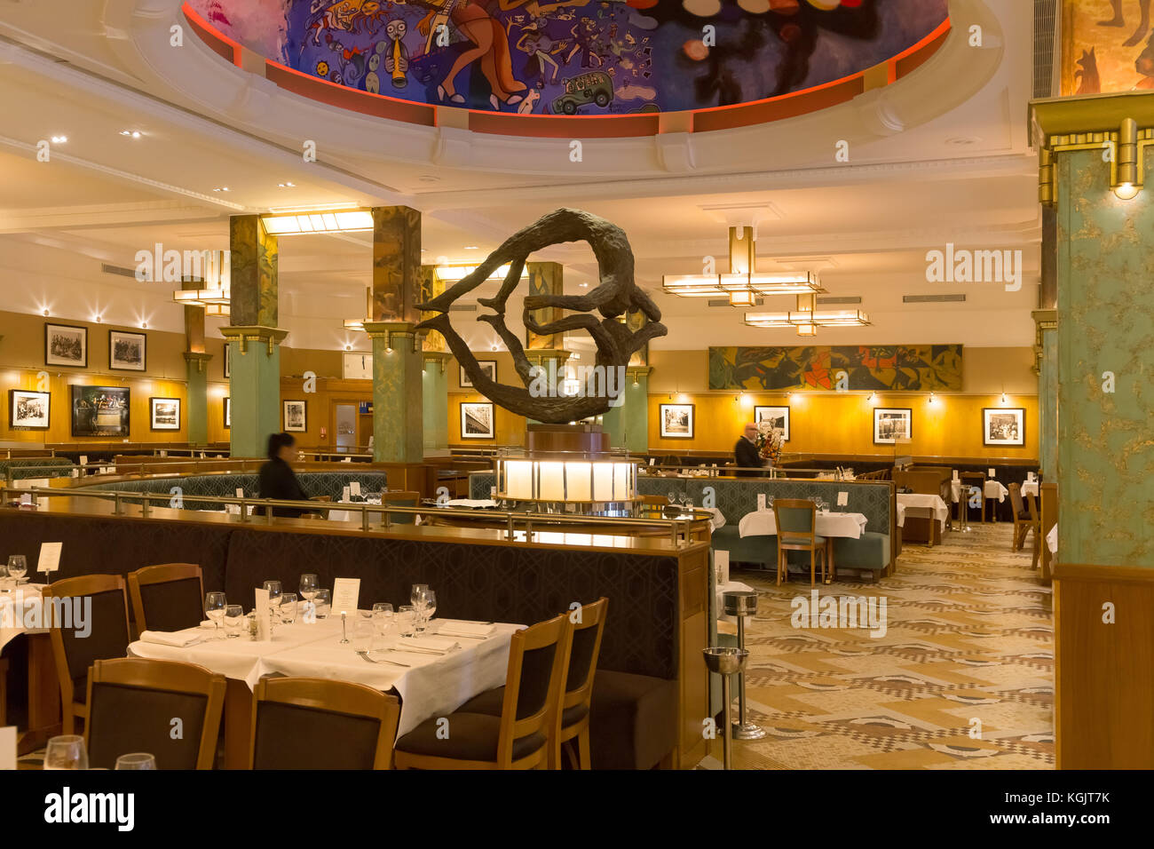 Interno del famoso La Coupole ristorante, Paris - Montparnasse, Francia. Foto Stock